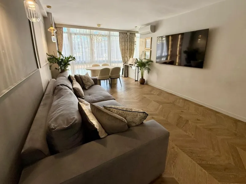 This exceptional apartment features 3 generously sized bedrooms and 2 well-appointed bathrooms, all in excellent condition. Its modern design, combined with fully furnished interiors featuring stylish, contemporary furniture, creates a welcoming atmospher