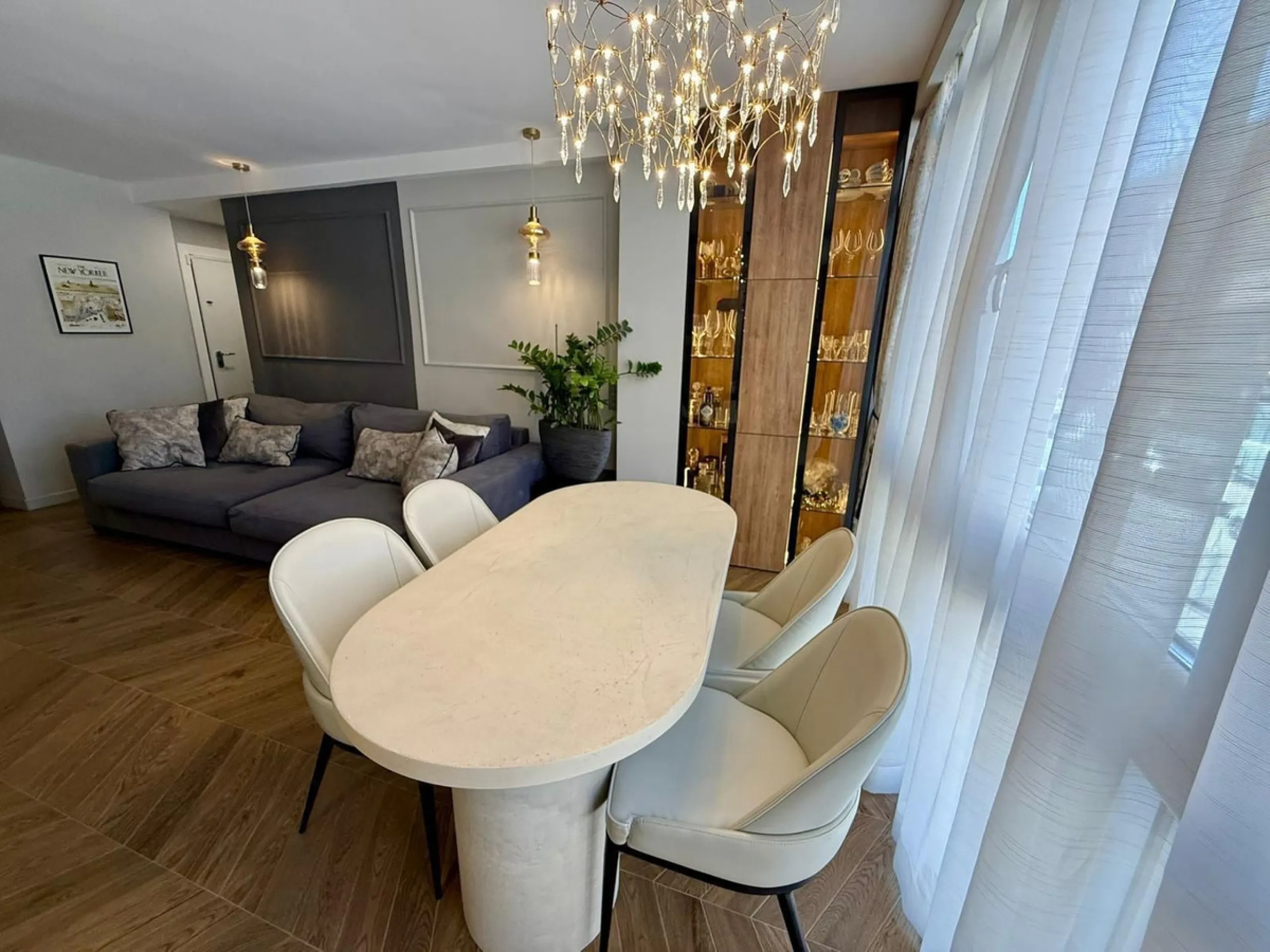 This exceptional apartment features 3 generously sized bedrooms and 2 well-appointed bathrooms, all in excellent condition. Its modern design, combined with fully furnished interiors featuring stylish, contemporary furniture, creates a welcoming atmospher