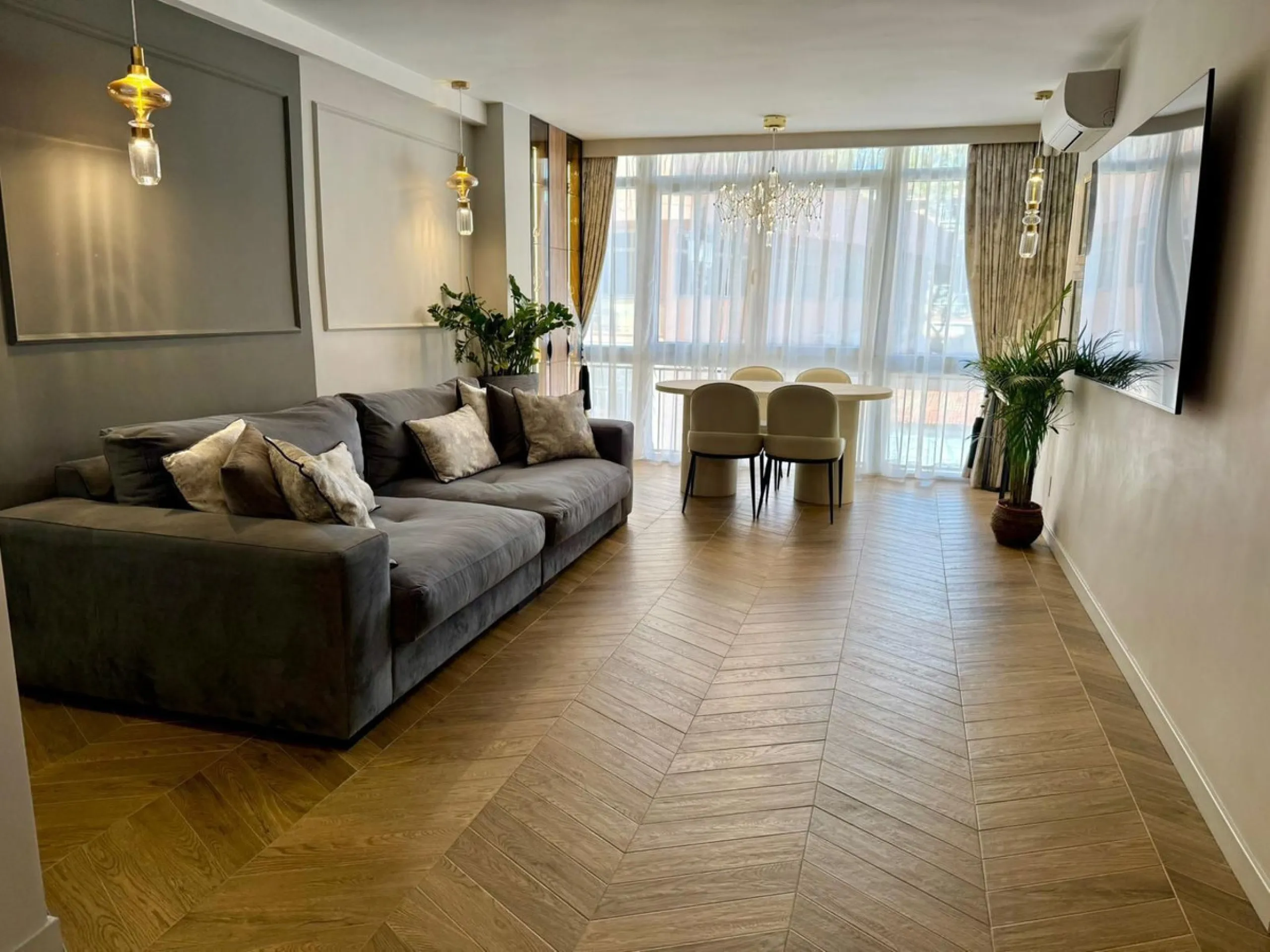 This exceptional apartment features 3 generously sized bedrooms and 2 well-appointed bathrooms, all in excellent condition. Its modern design, combined with fully furnished interiors featuring stylish, contemporary furniture, creates a welcoming atmospher
