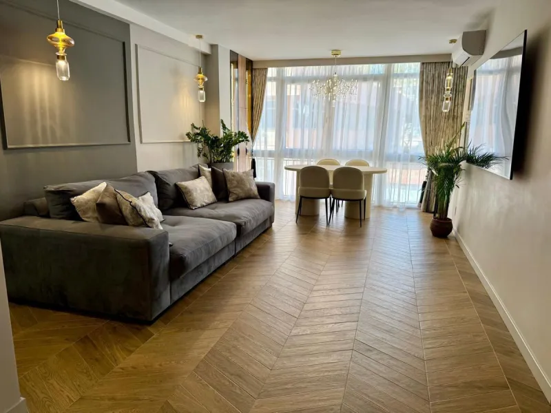 This exceptional apartment features 3 generously sized bedrooms and 2 well-appointed bathrooms, all in excellent condition. Its modern design, combined with fully furnished interiors featuring stylish, contemporary furniture, creates a welcoming atmospher