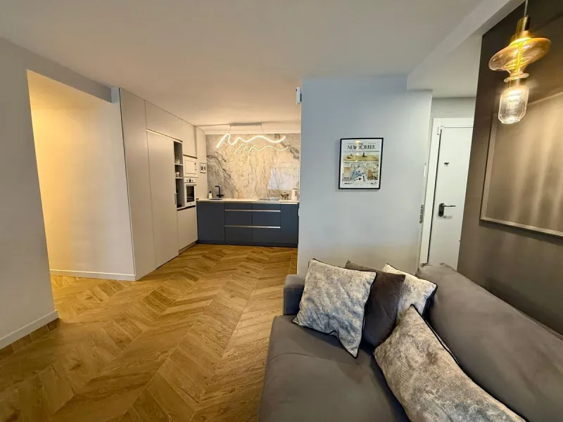 This exceptional apartment features 3 generously sized bedrooms and 2 well-appointed bathrooms, all in excellent condition. Its modern design, combined with fully furnished interiors featuring stylish, contemporary furniture, creates a welcoming atmospher
