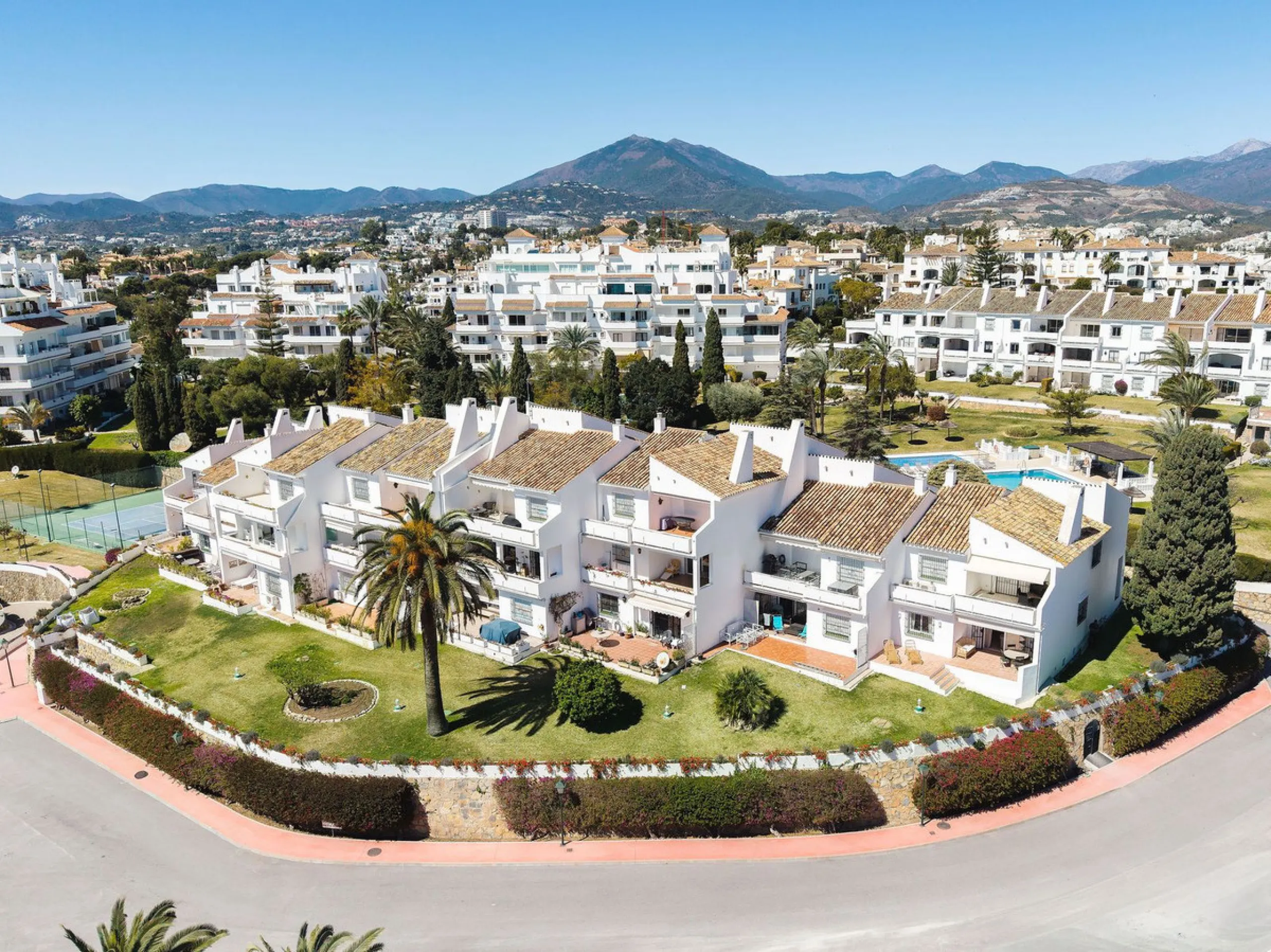 Discover a rare, fully renovated corner apartment in the prestigious Andalucia Garden Club next to Centro Plaza and within easy walking distance of restaurants, cafés, supermarkets, the beach and a wide range of local services the area has to offer. With 
