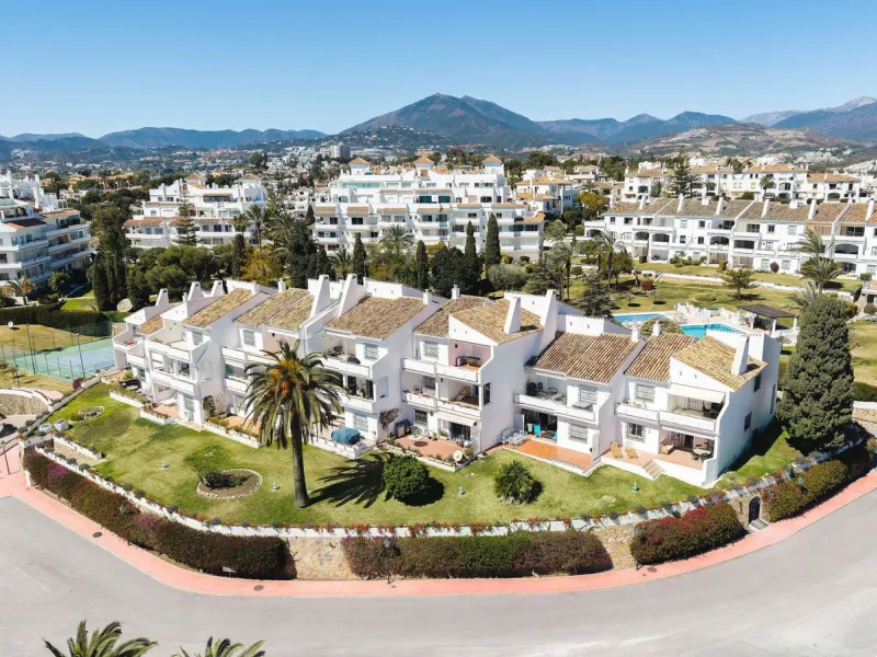 Discover a rare, fully renovated corner apartment in the prestigious Andalucia Garden Club next to Centro Plaza and within easy walking distance of restaurants, cafés, supermarkets, the beach and a wide range of local services the area has to offer. With 