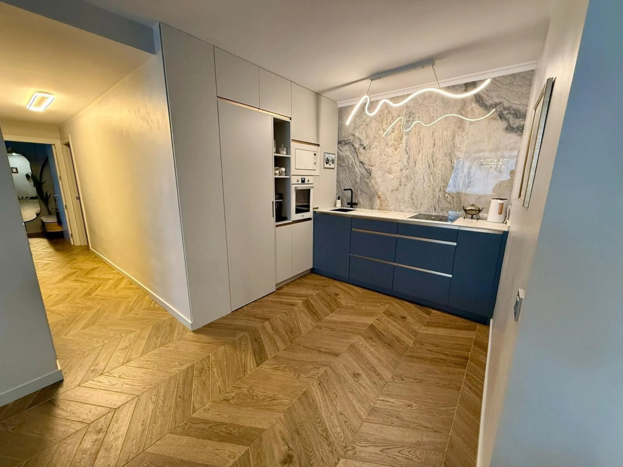 This exceptional apartment features 3 generously sized bedrooms and 2 well-appointed bathrooms, all in excellent condition. Its modern design, combined with fully furnished interiors featuring stylish, contemporary furniture, creates a welcoming atmospher