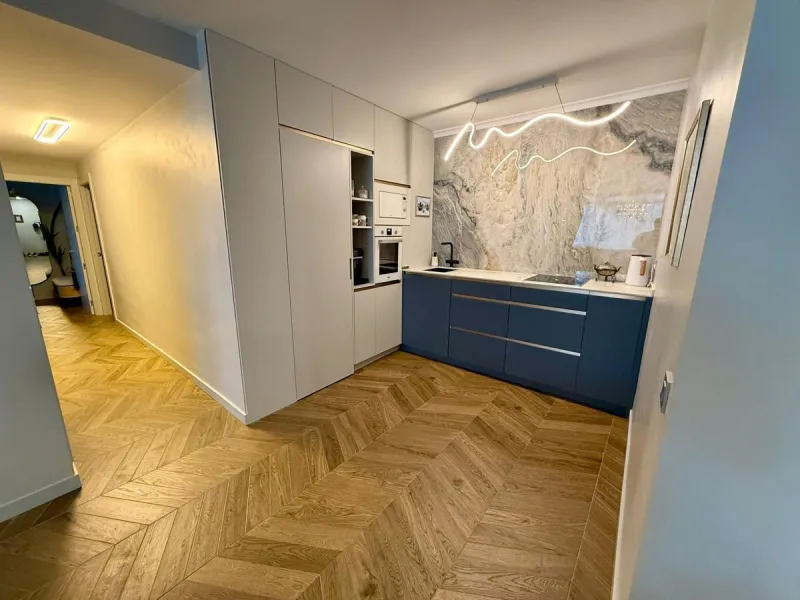 This exceptional apartment features 3 generously sized bedrooms and 2 well-appointed bathrooms, all in excellent condition. Its modern design, combined with fully furnished interiors featuring stylish, contemporary furniture, creates a welcoming atmospher
