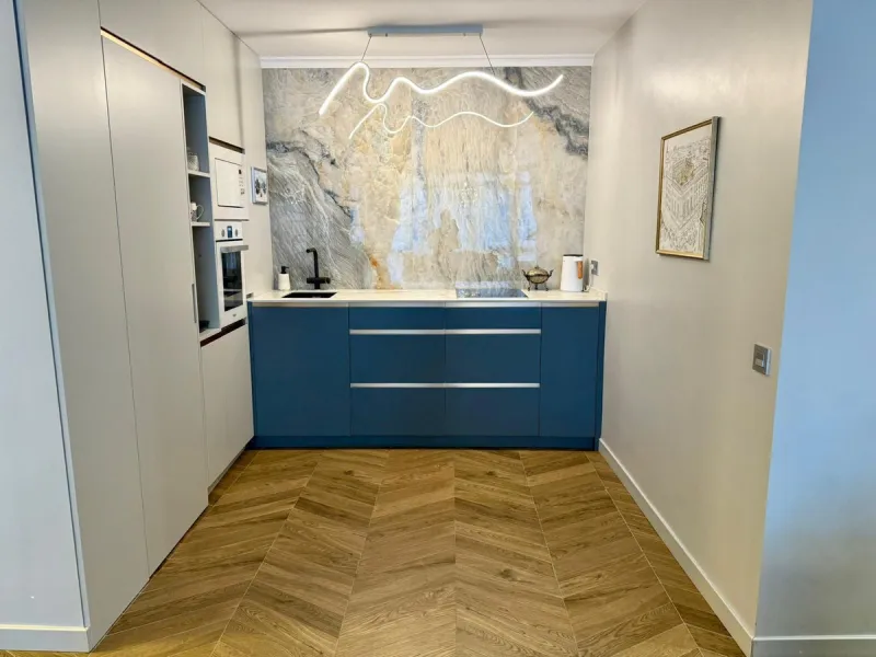 This exceptional apartment features 3 generously sized bedrooms and 2 well-appointed bathrooms, all in excellent condition. Its modern design, combined with fully furnished interiors featuring stylish, contemporary furniture, creates a welcoming atmospher