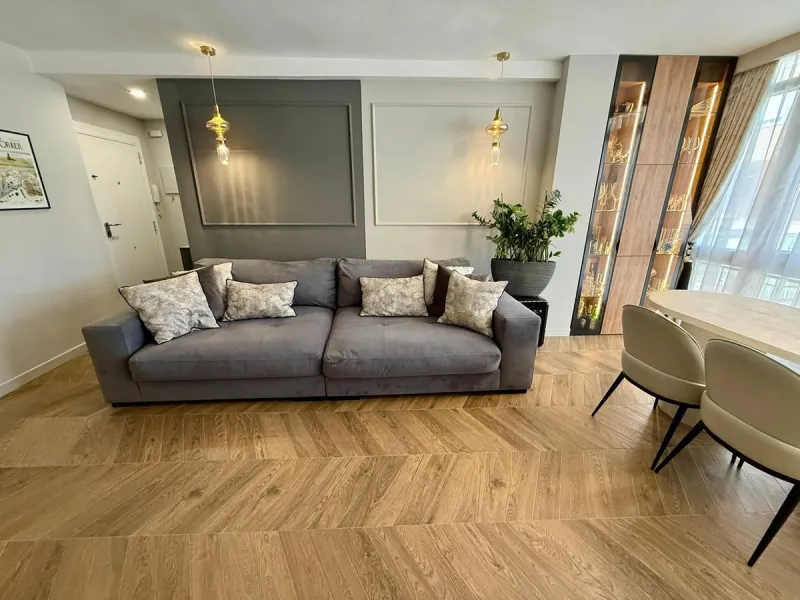 This exceptional apartment features 3 generously sized bedrooms and 2 well-appointed bathrooms, all in excellent condition. Its modern design, combined with fully furnished interiors featuring stylish, contemporary furniture, creates a welcoming atmospher