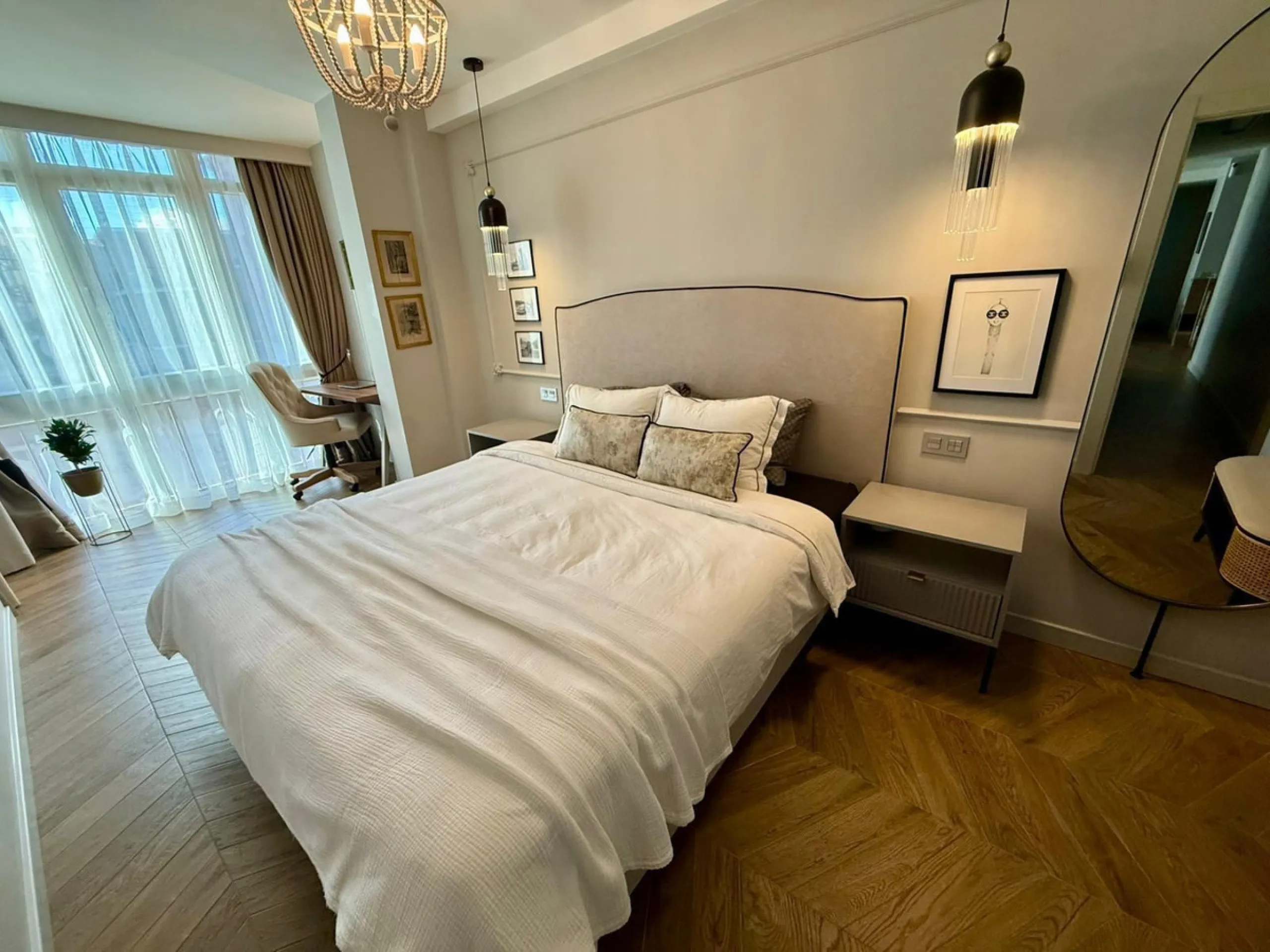 This exceptional apartment features 3 generously sized bedrooms and 2 well-appointed bathrooms, all in excellent condition. Its modern design, combined with fully furnished interiors featuring stylish, contemporary furniture, creates a welcoming atmospher