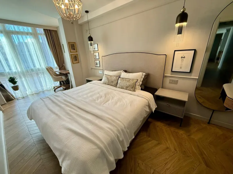 This exceptional apartment features 3 generously sized bedrooms and 2 well-appointed bathrooms, all in excellent condition. Its modern design, combined with fully furnished interiors featuring stylish, contemporary furniture, creates a welcoming atmospher