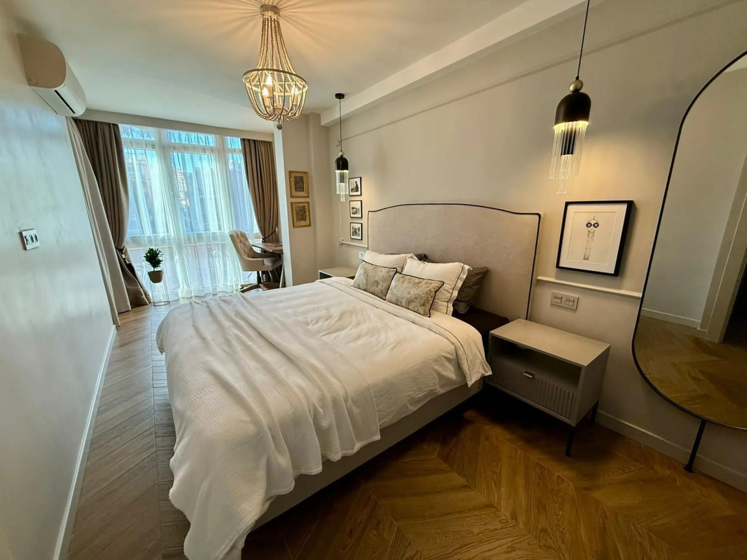This exceptional apartment features 3 generously sized bedrooms and 2 well-appointed bathrooms, all in excellent condition. Its modern design, combined with fully furnished interiors featuring stylish, contemporary furniture, creates a welcoming atmospher