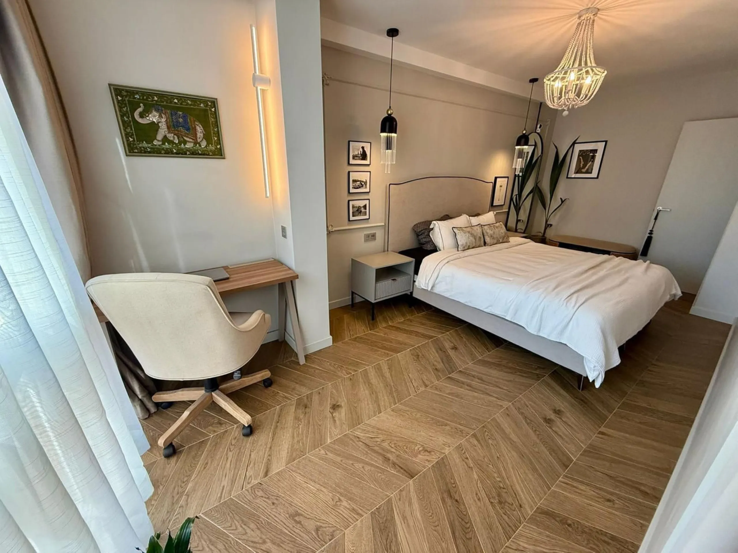 This exceptional apartment features 3 generously sized bedrooms and 2 well-appointed bathrooms, all in excellent condition. Its modern design, combined with fully furnished interiors featuring stylish, contemporary furniture, creates a welcoming atmospher
