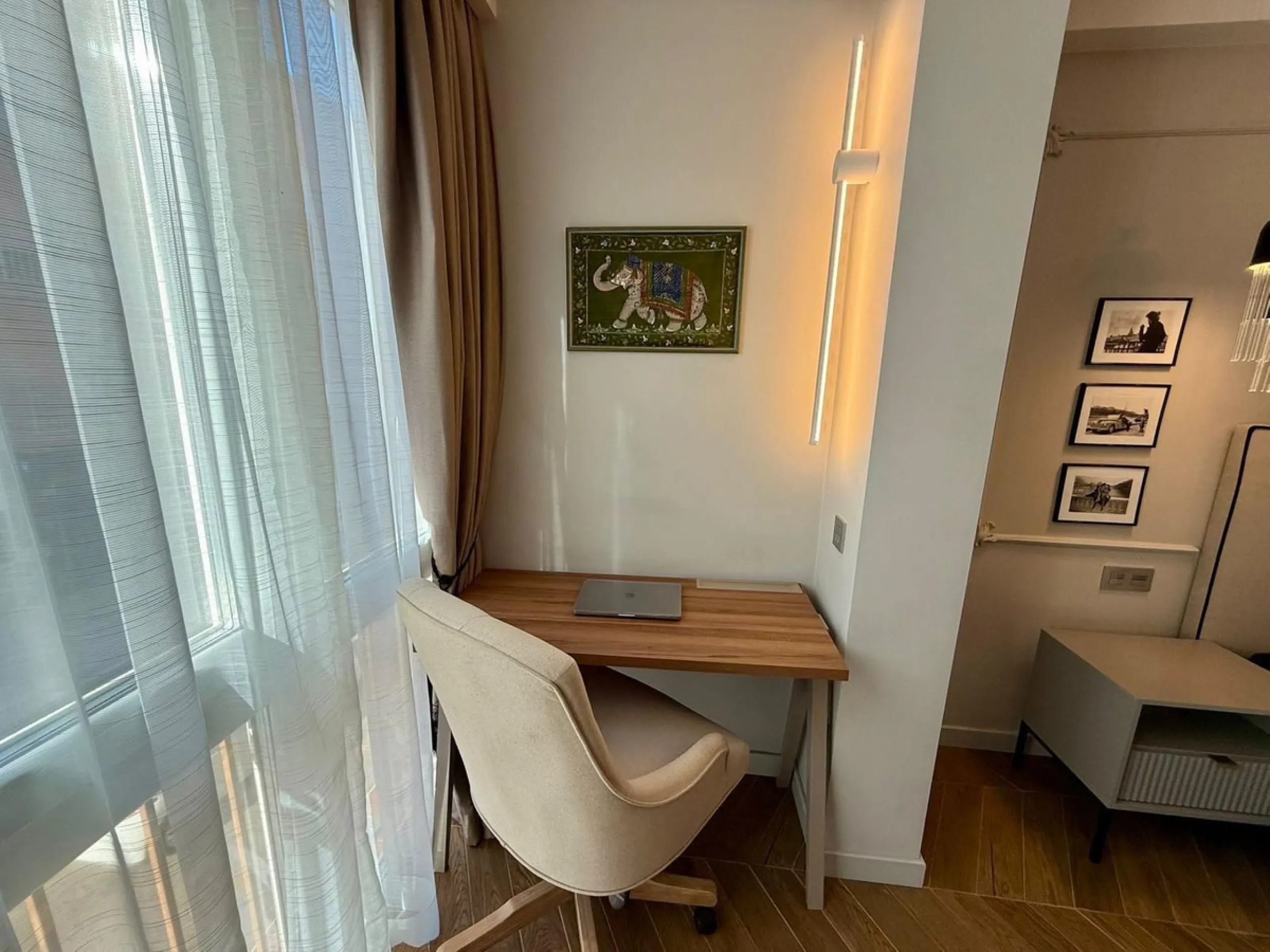 This exceptional apartment features 3 generously sized bedrooms and 2 well-appointed bathrooms, all in excellent condition. Its modern design, combined with fully furnished interiors featuring stylish, contemporary furniture, creates a welcoming atmospher