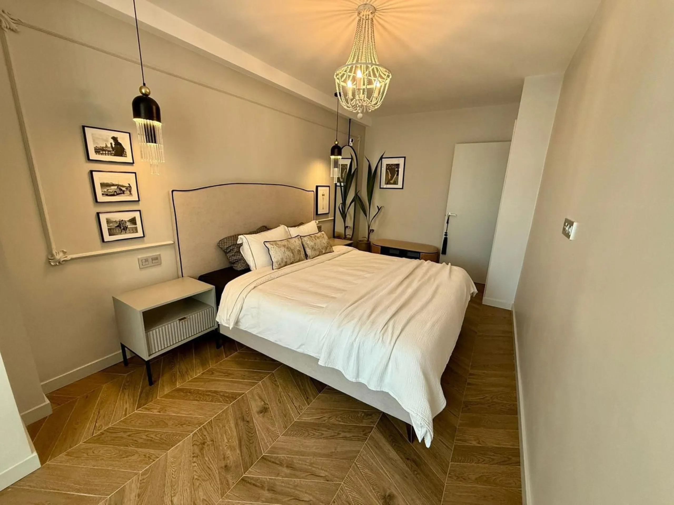 This exceptional apartment features 3 generously sized bedrooms and 2 well-appointed bathrooms, all in excellent condition. Its modern design, combined with fully furnished interiors featuring stylish, contemporary furniture, creates a welcoming atmospher