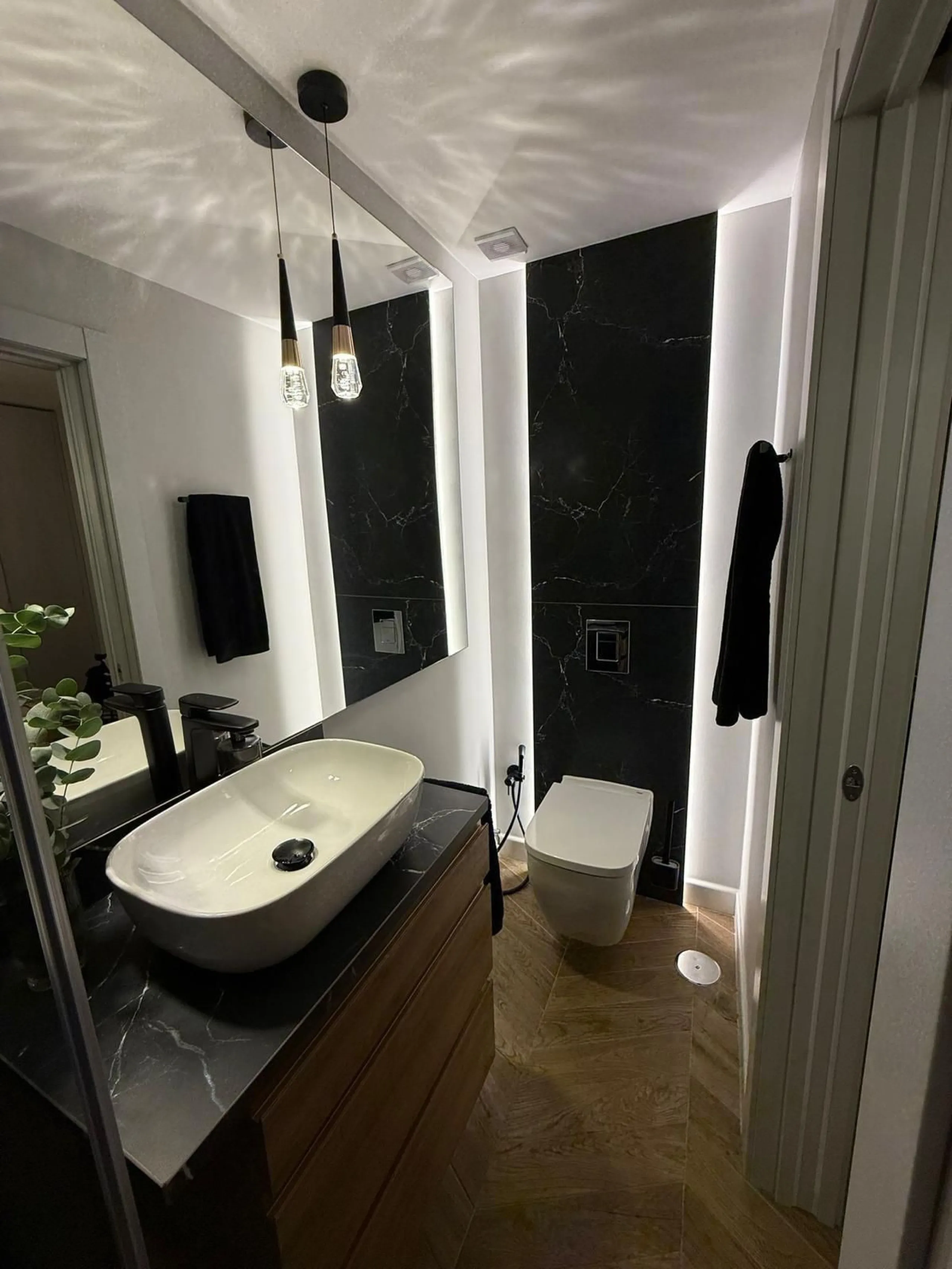 This exceptional apartment features 3 generously sized bedrooms and 2 well-appointed bathrooms, all in excellent condition. Its modern design, combined with fully furnished interiors featuring stylish, contemporary furniture, creates a welcoming atmospher