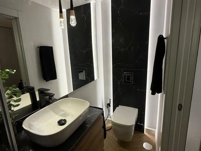 This exceptional apartment features 3 generously sized bedrooms and 2 well-appointed bathrooms, all in excellent condition. Its modern design, combined with fully furnished interiors featuring stylish, contemporary furniture, creates a welcoming atmospher