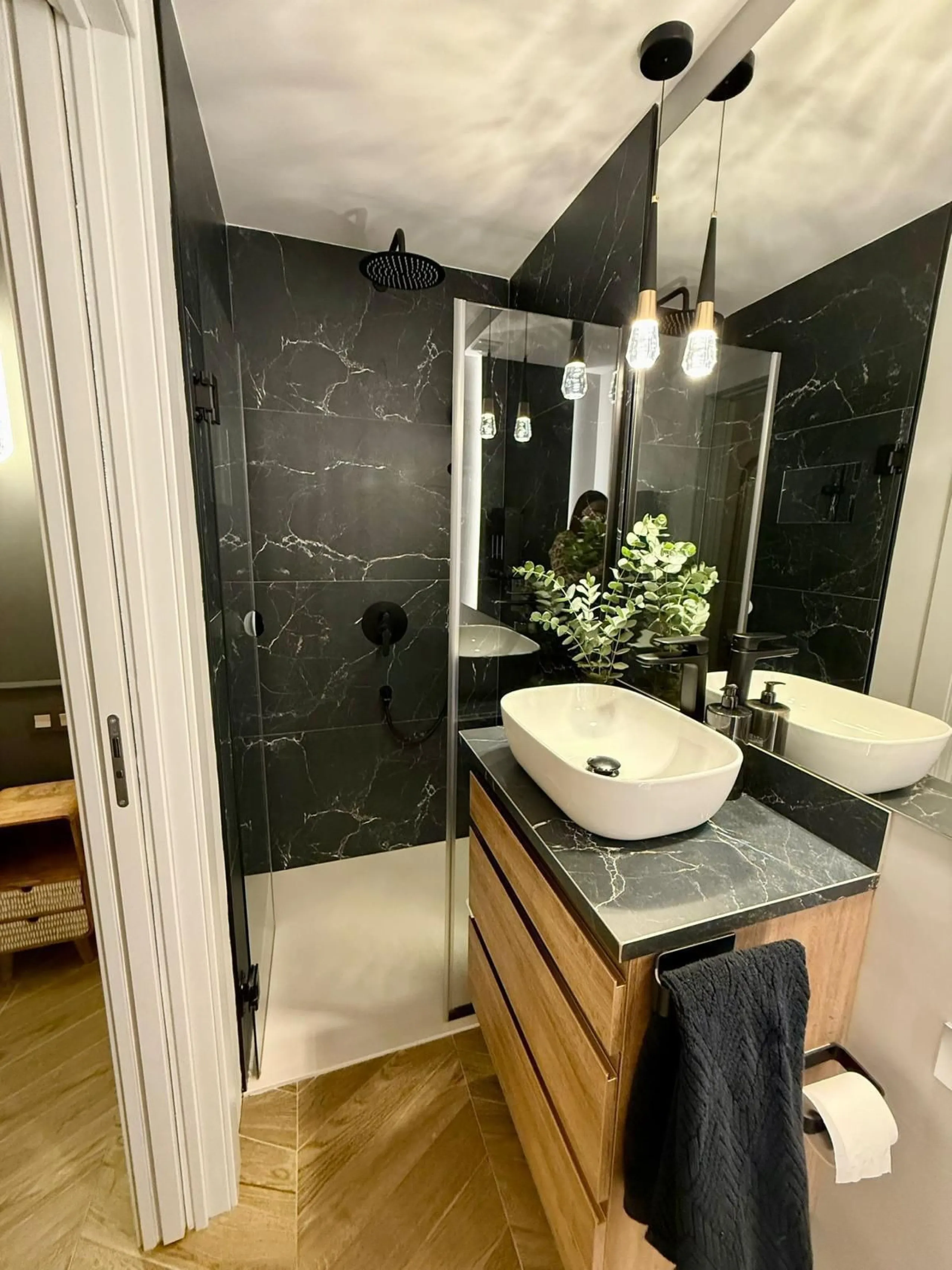 This exceptional apartment features 3 generously sized bedrooms and 2 well-appointed bathrooms, all in excellent condition. Its modern design, combined with fully furnished interiors featuring stylish, contemporary furniture, creates a welcoming atmospher