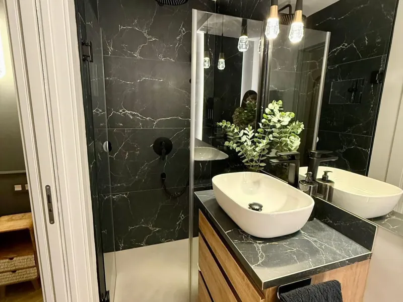 This exceptional apartment features 3 generously sized bedrooms and 2 well-appointed bathrooms, all in excellent condition. Its modern design, combined with fully furnished interiors featuring stylish, contemporary furniture, creates a welcoming atmospher