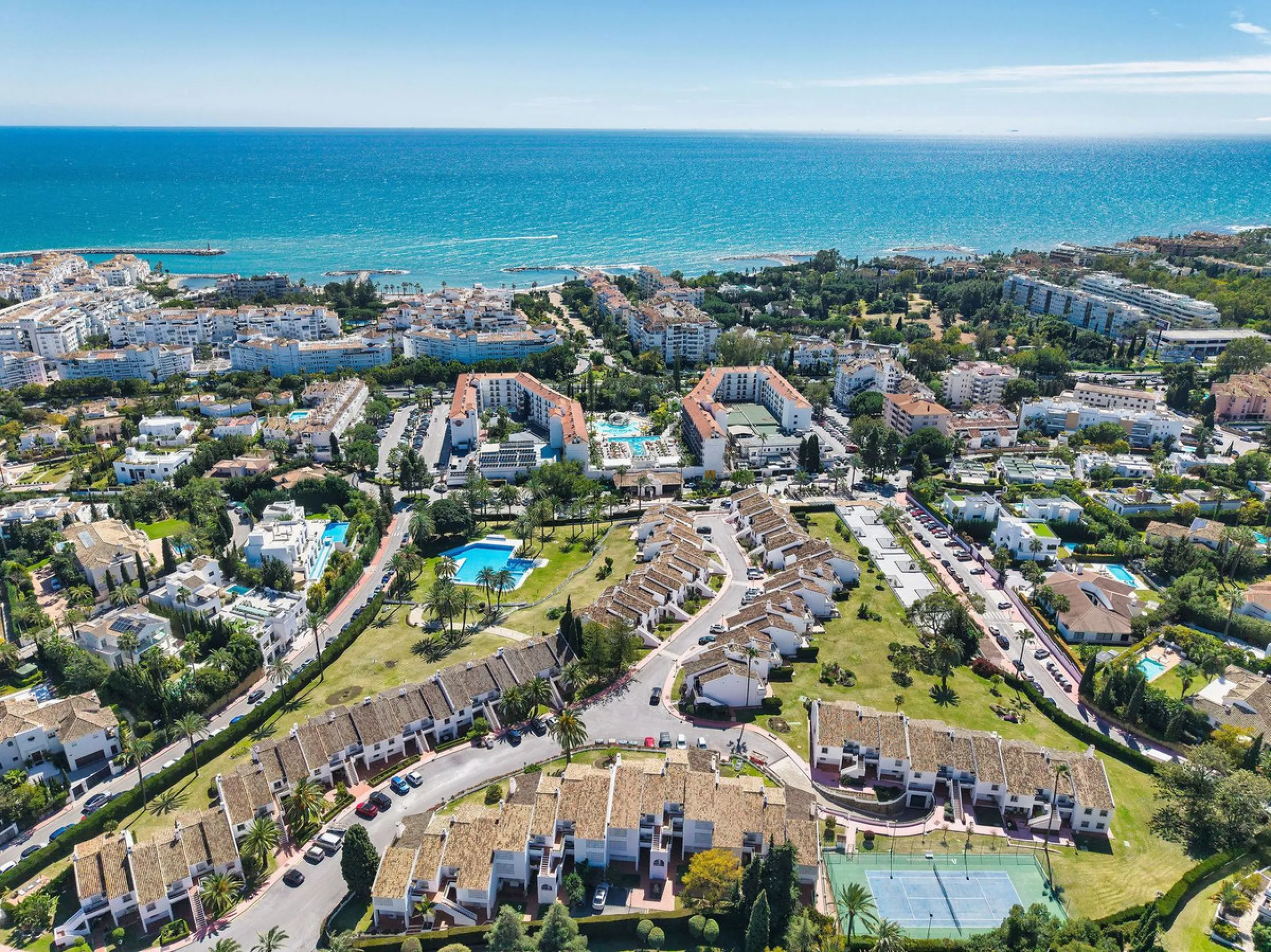 Discover a rare, fully renovated corner apartment in the prestigious Andalucia Garden Club next to Centro Plaza and within easy walking distance of restaurants, cafés, supermarkets, the beach and a wide range of local services the area has to offer. With 