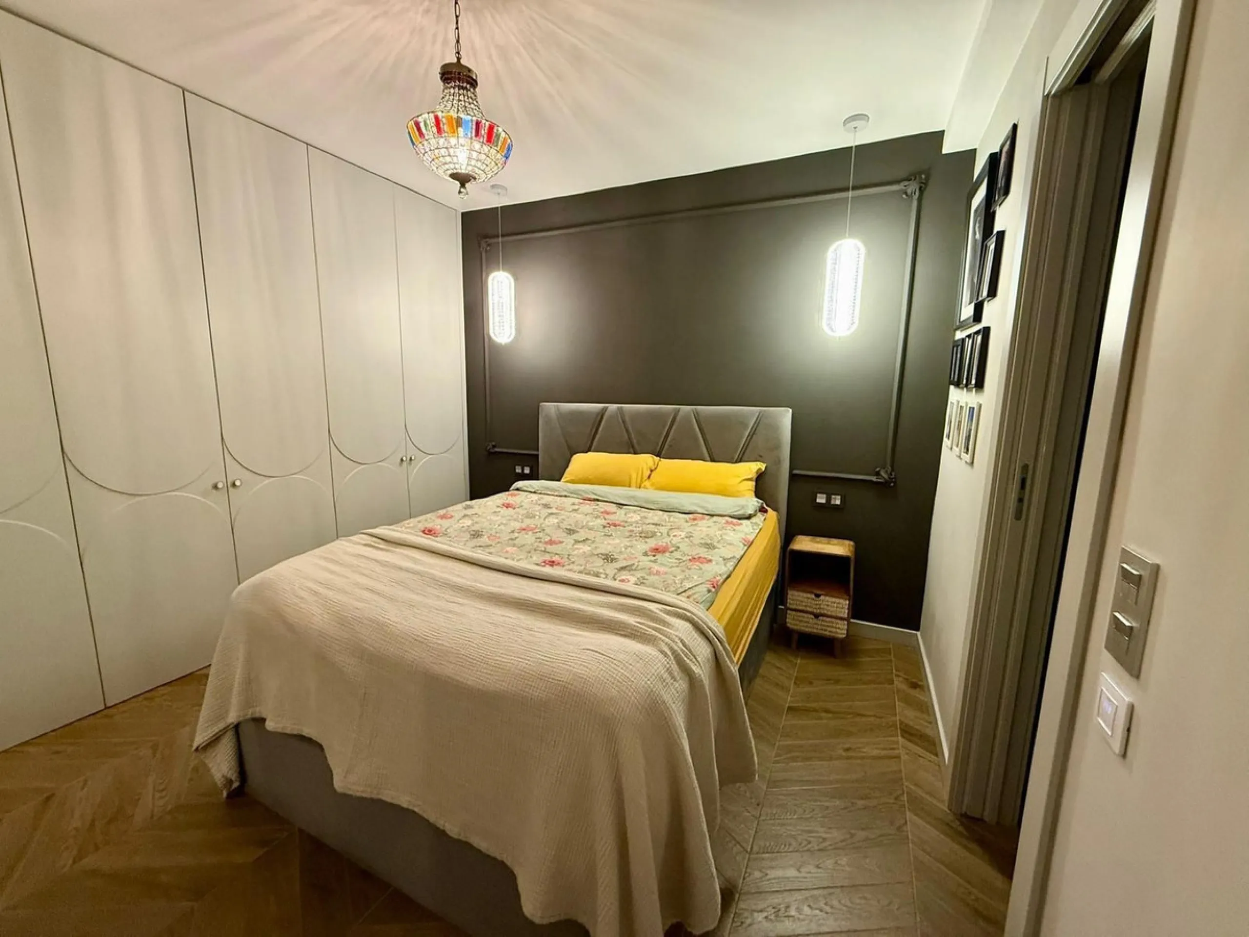 This exceptional apartment features 3 generously sized bedrooms and 2 well-appointed bathrooms, all in excellent condition. Its modern design, combined with fully furnished interiors featuring stylish, contemporary furniture, creates a welcoming atmospher