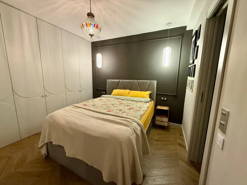 This exceptional apartment features 3 generously sized bedrooms and 2 well-appointed bathrooms, all in excellent condition. Its modern design, combined with fully furnished interiors featuring stylish, contemporary furniture, creates a welcoming atmospher