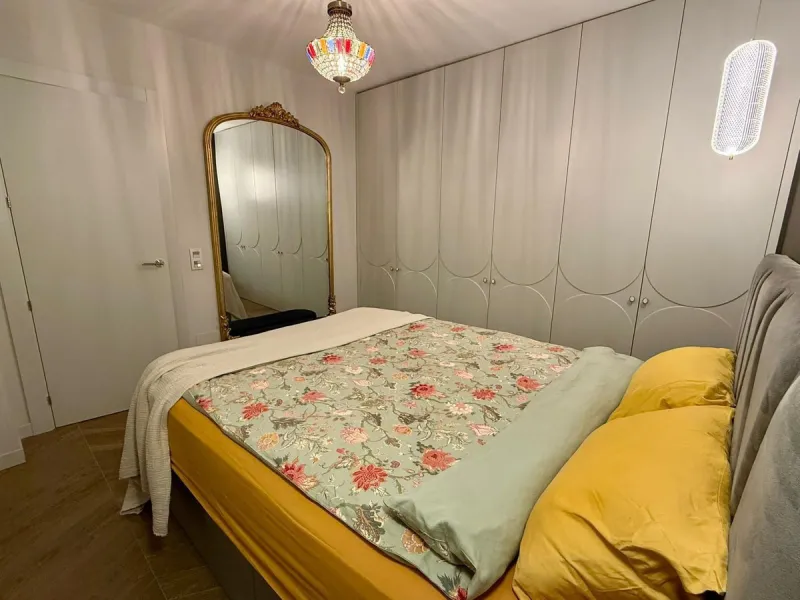 This exceptional apartment features 3 generously sized bedrooms and 2 well-appointed bathrooms, all in excellent condition. Its modern design, combined with fully furnished interiors featuring stylish, contemporary furniture, creates a welcoming atmospher