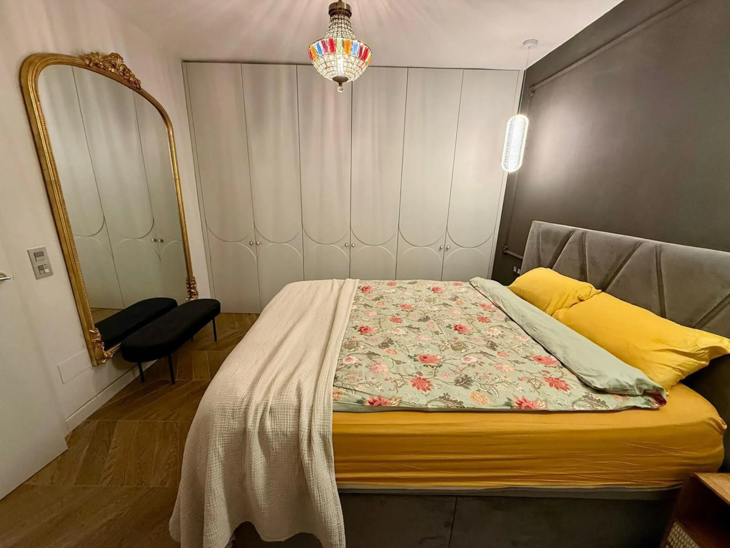 This exceptional apartment features 3 generously sized bedrooms and 2 well-appointed bathrooms, all in excellent condition. Its modern design, combined with fully furnished interiors featuring stylish, contemporary furniture, creates a welcoming atmospher