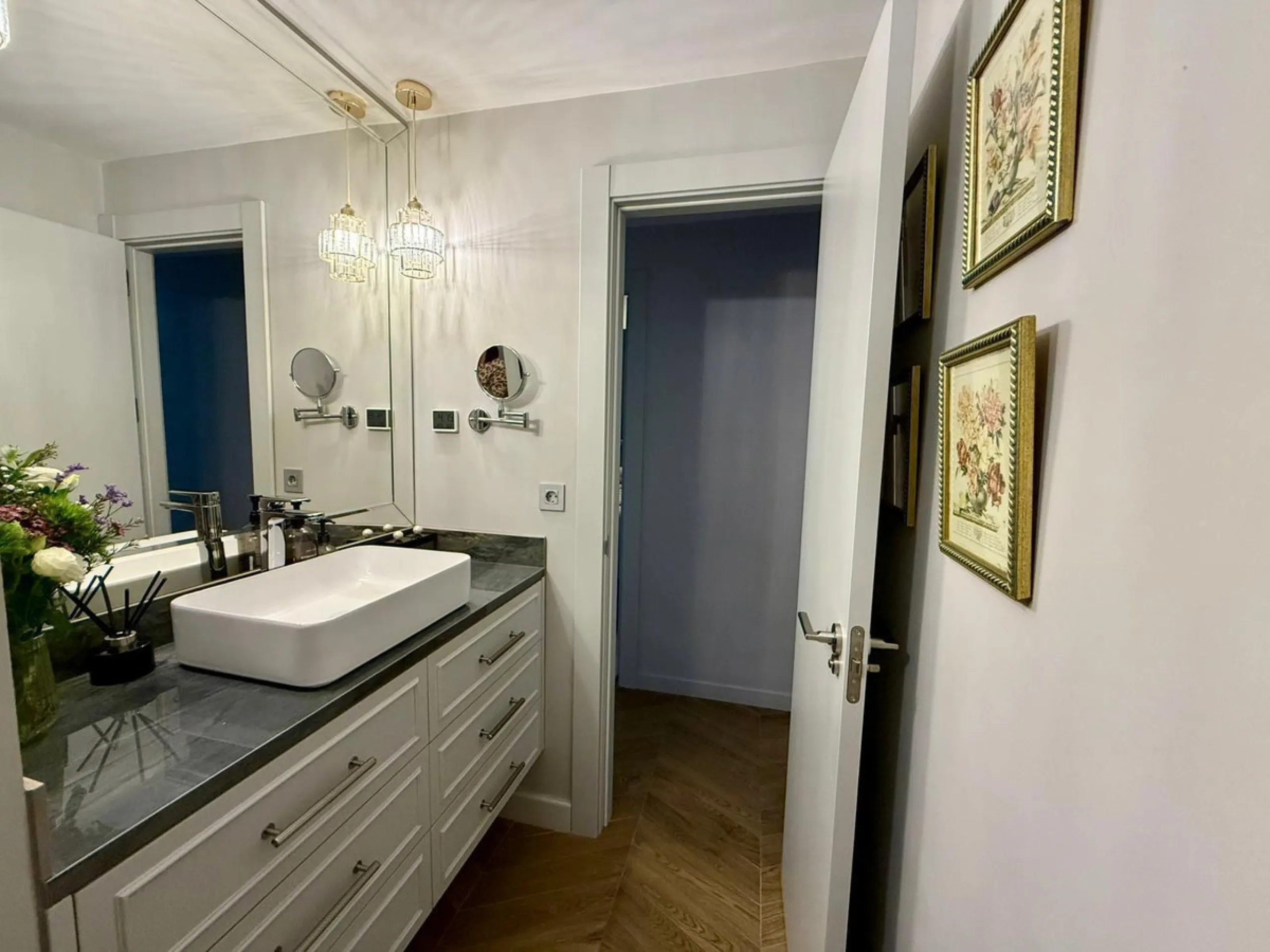 This exceptional apartment features 3 generously sized bedrooms and 2 well-appointed bathrooms, all in excellent condition. Its modern design, combined with fully furnished interiors featuring stylish, contemporary furniture, creates a welcoming atmospher
