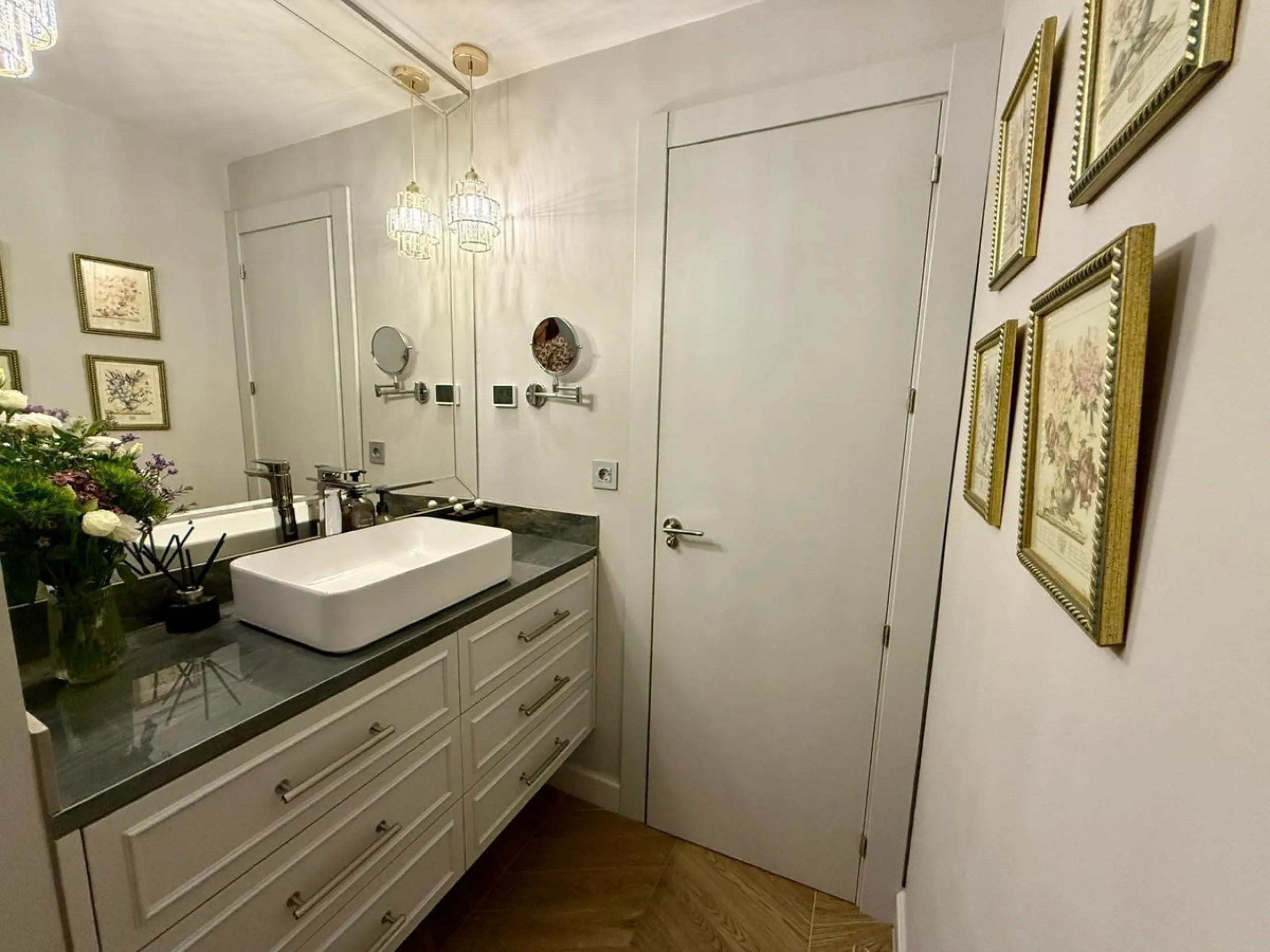 This exceptional apartment features 3 generously sized bedrooms and 2 well-appointed bathrooms, all in excellent condition. Its modern design, combined with fully furnished interiors featuring stylish, contemporary furniture, creates a welcoming atmospher