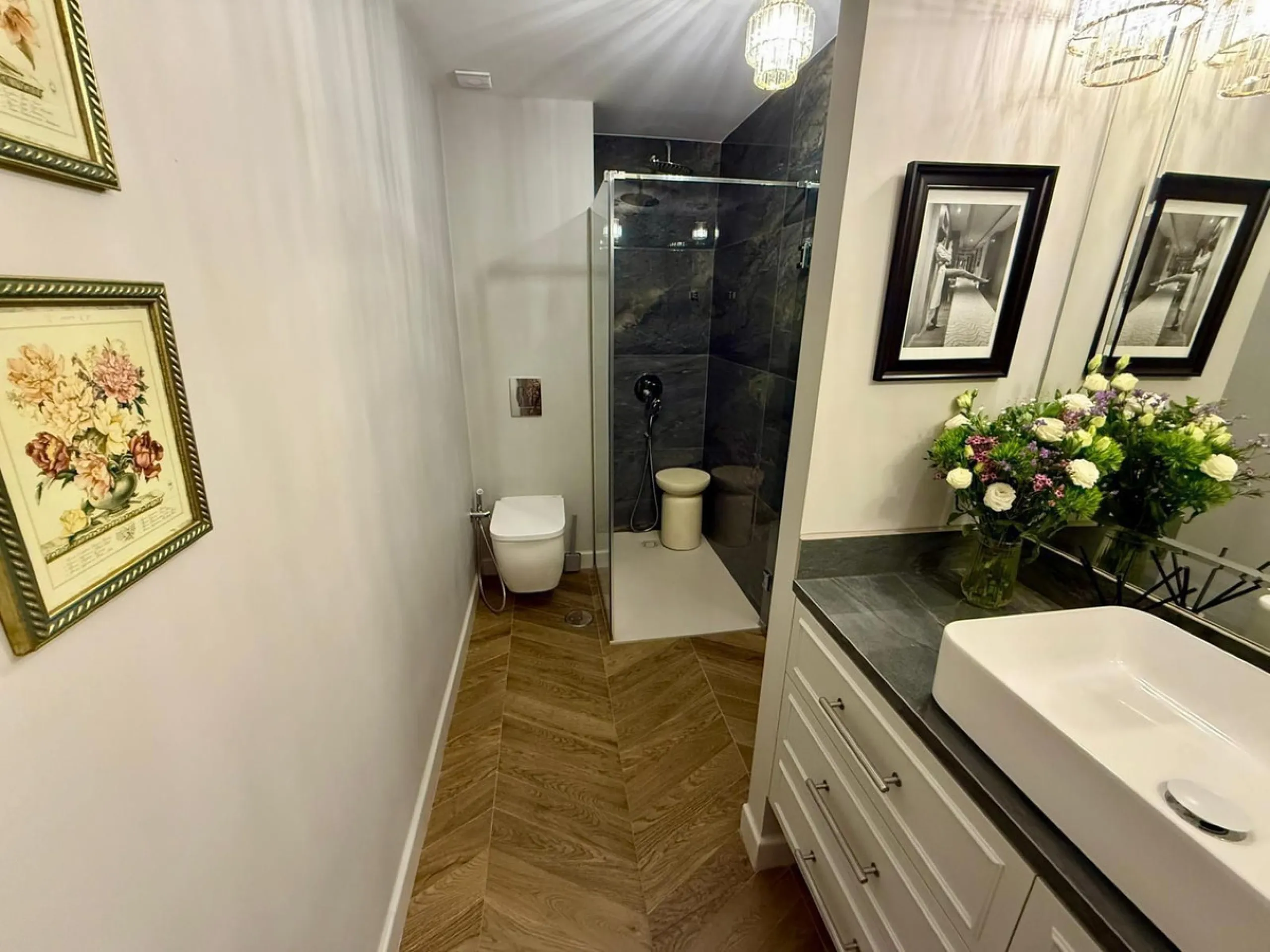 This exceptional apartment features 3 generously sized bedrooms and 2 well-appointed bathrooms, all in excellent condition. Its modern design, combined with fully furnished interiors featuring stylish, contemporary furniture, creates a welcoming atmospher