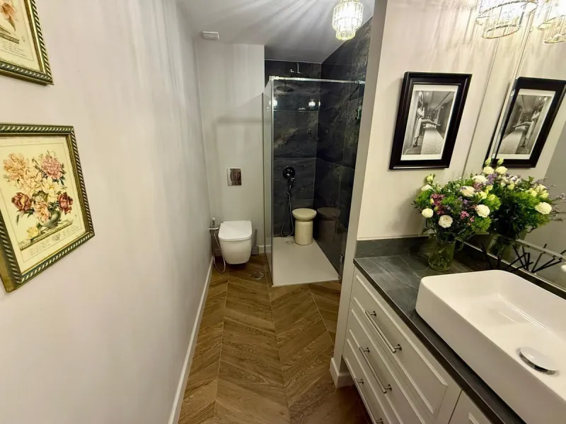 This exceptional apartment features 3 generously sized bedrooms and 2 well-appointed bathrooms, all in excellent condition. Its modern design, combined with fully furnished interiors featuring stylish, contemporary furniture, creates a welcoming atmospher