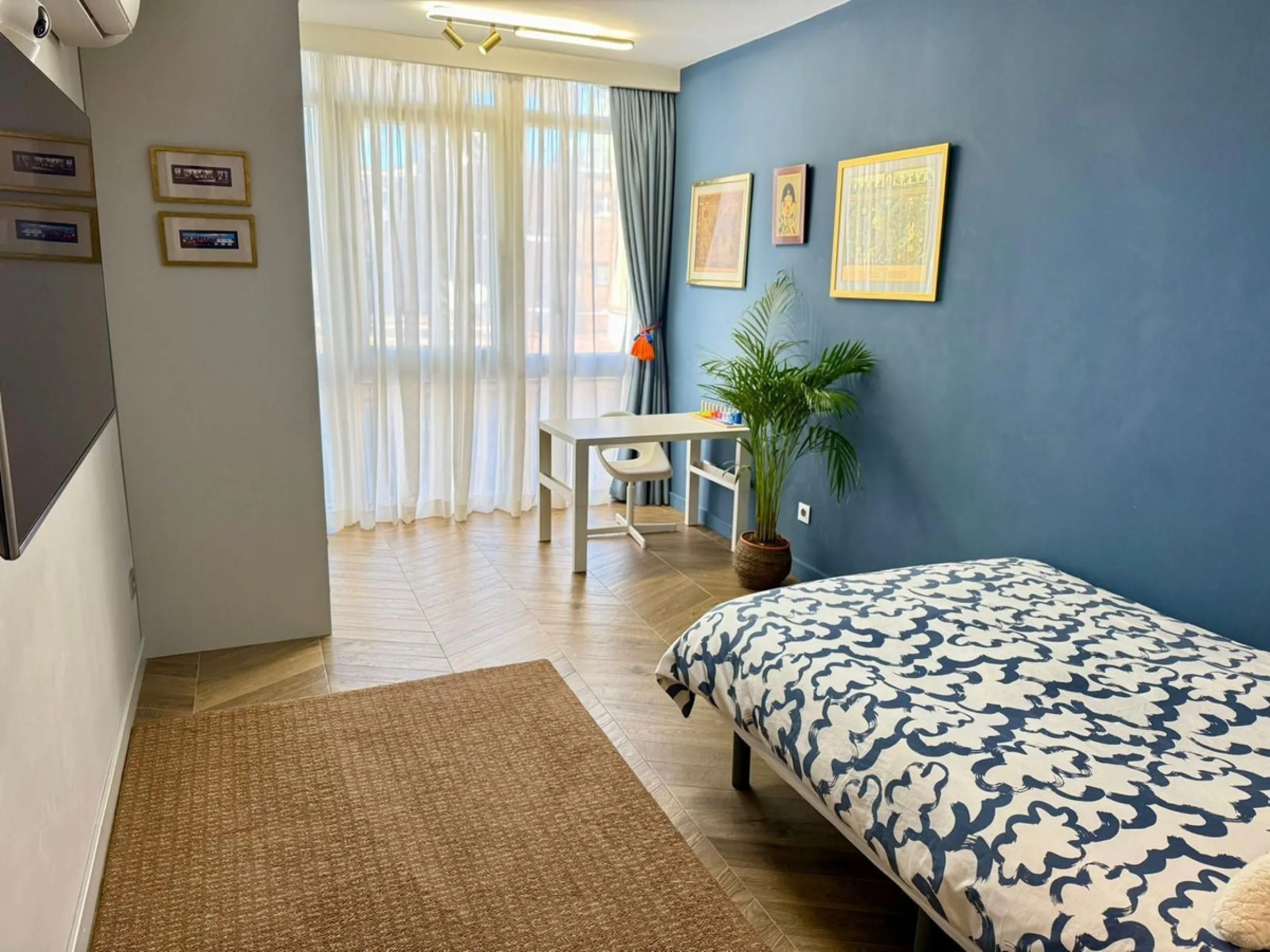 This exceptional apartment features 3 generously sized bedrooms and 2 well-appointed bathrooms, all in excellent condition. Its modern design, combined with fully furnished interiors featuring stylish, contemporary furniture, creates a welcoming atmospher