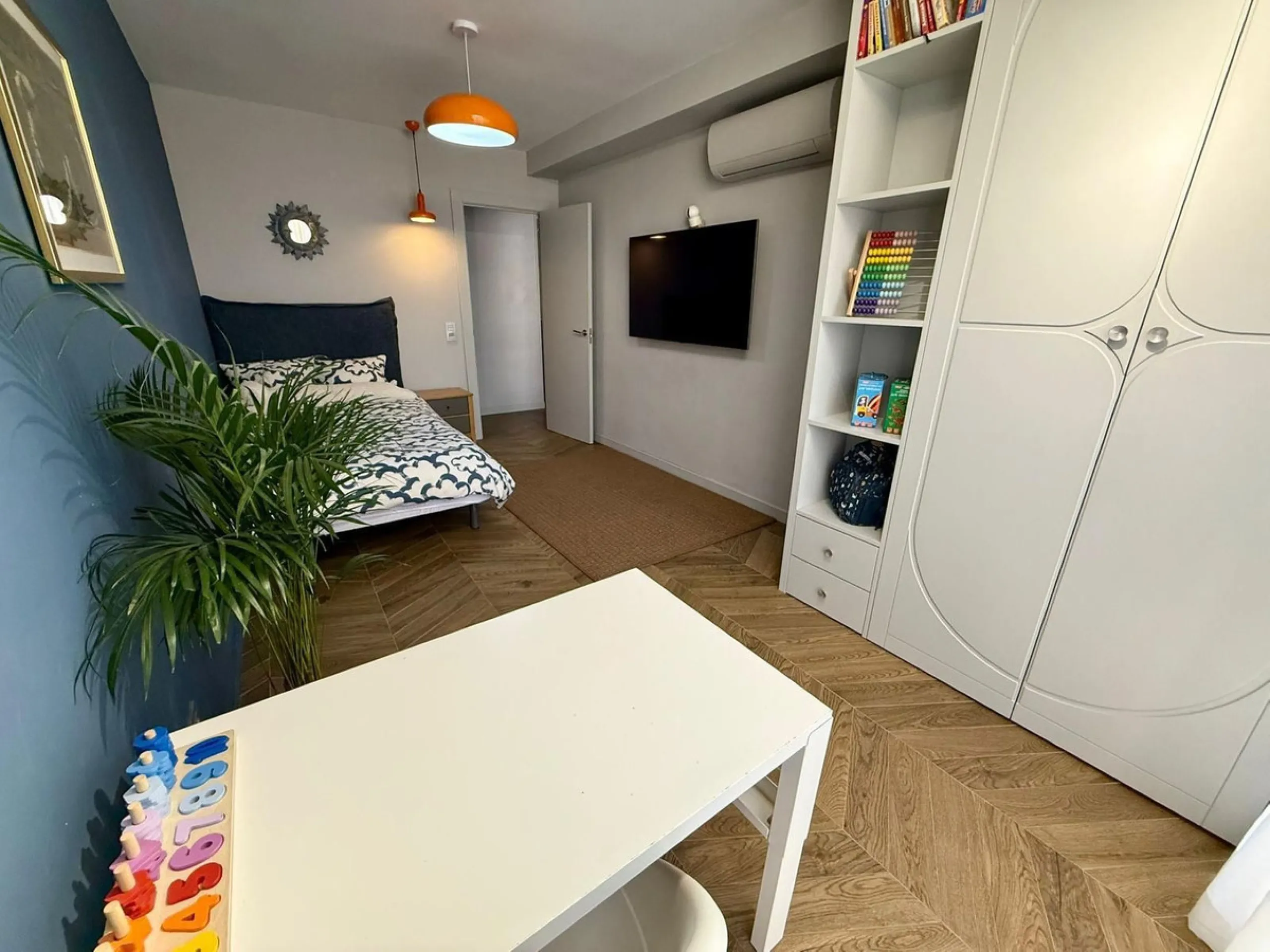 This exceptional apartment features 3 generously sized bedrooms and 2 well-appointed bathrooms, all in excellent condition. Its modern design, combined with fully furnished interiors featuring stylish, contemporary furniture, creates a welcoming atmospher