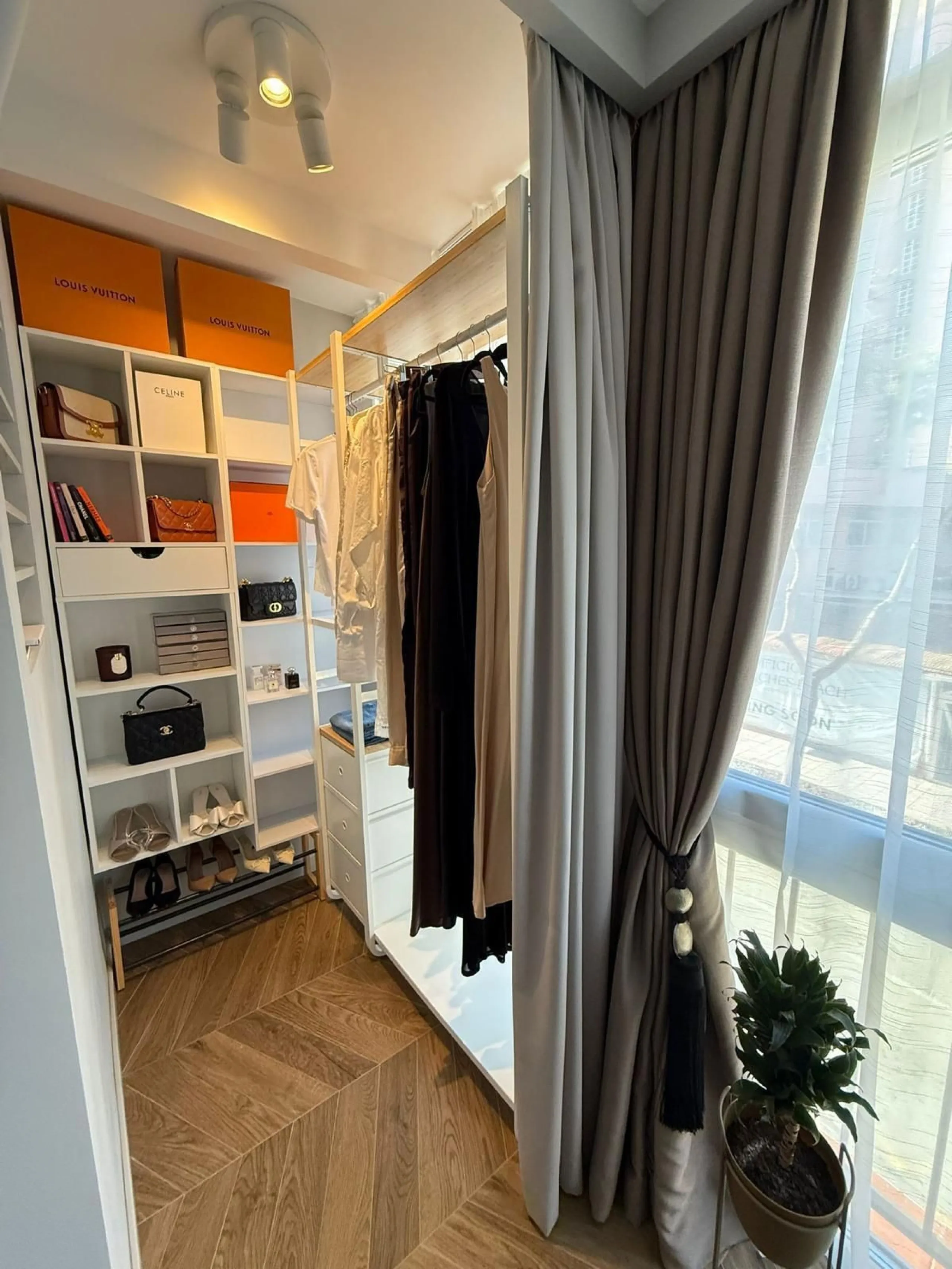 This exceptional apartment features 3 generously sized bedrooms and 2 well-appointed bathrooms, all in excellent condition. Its modern design, combined with fully furnished interiors featuring stylish, contemporary furniture, creates a welcoming atmospher