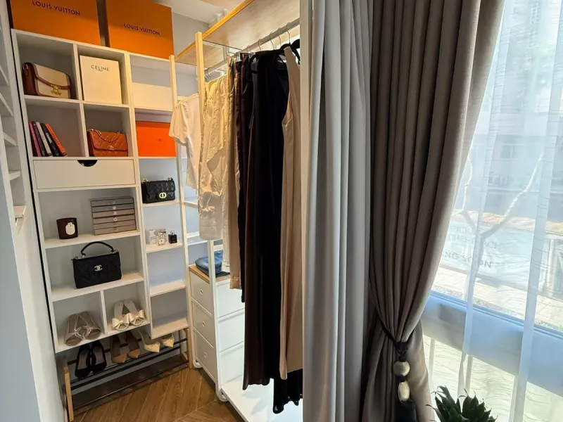 This exceptional apartment features 3 generously sized bedrooms and 2 well-appointed bathrooms, all in excellent condition. Its modern design, combined with fully furnished interiors featuring stylish, contemporary furniture, creates a welcoming atmospher