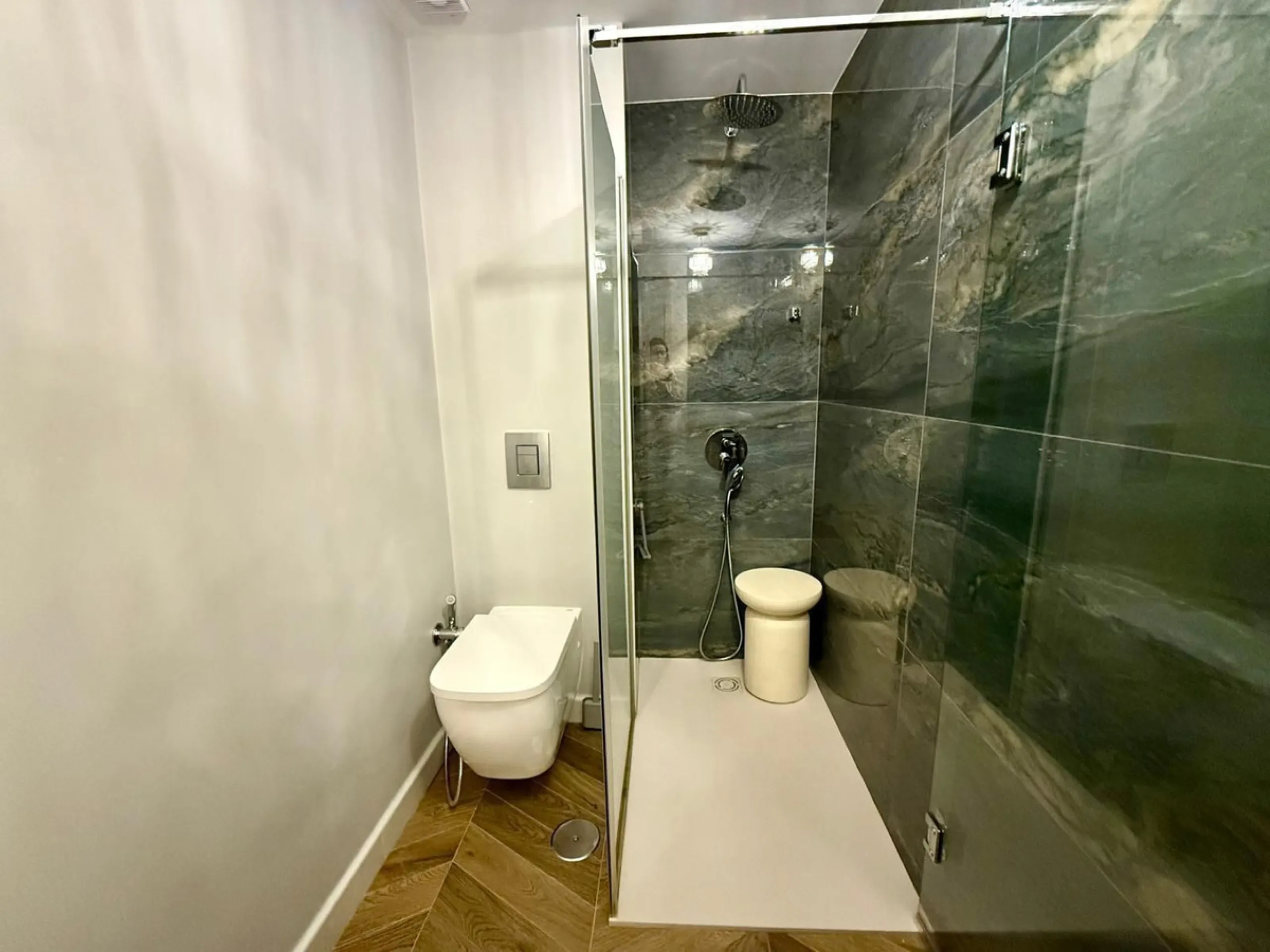 This exceptional apartment features 3 generously sized bedrooms and 2 well-appointed bathrooms, all in excellent condition. Its modern design, combined with fully furnished interiors featuring stylish, contemporary furniture, creates a welcoming atmospher