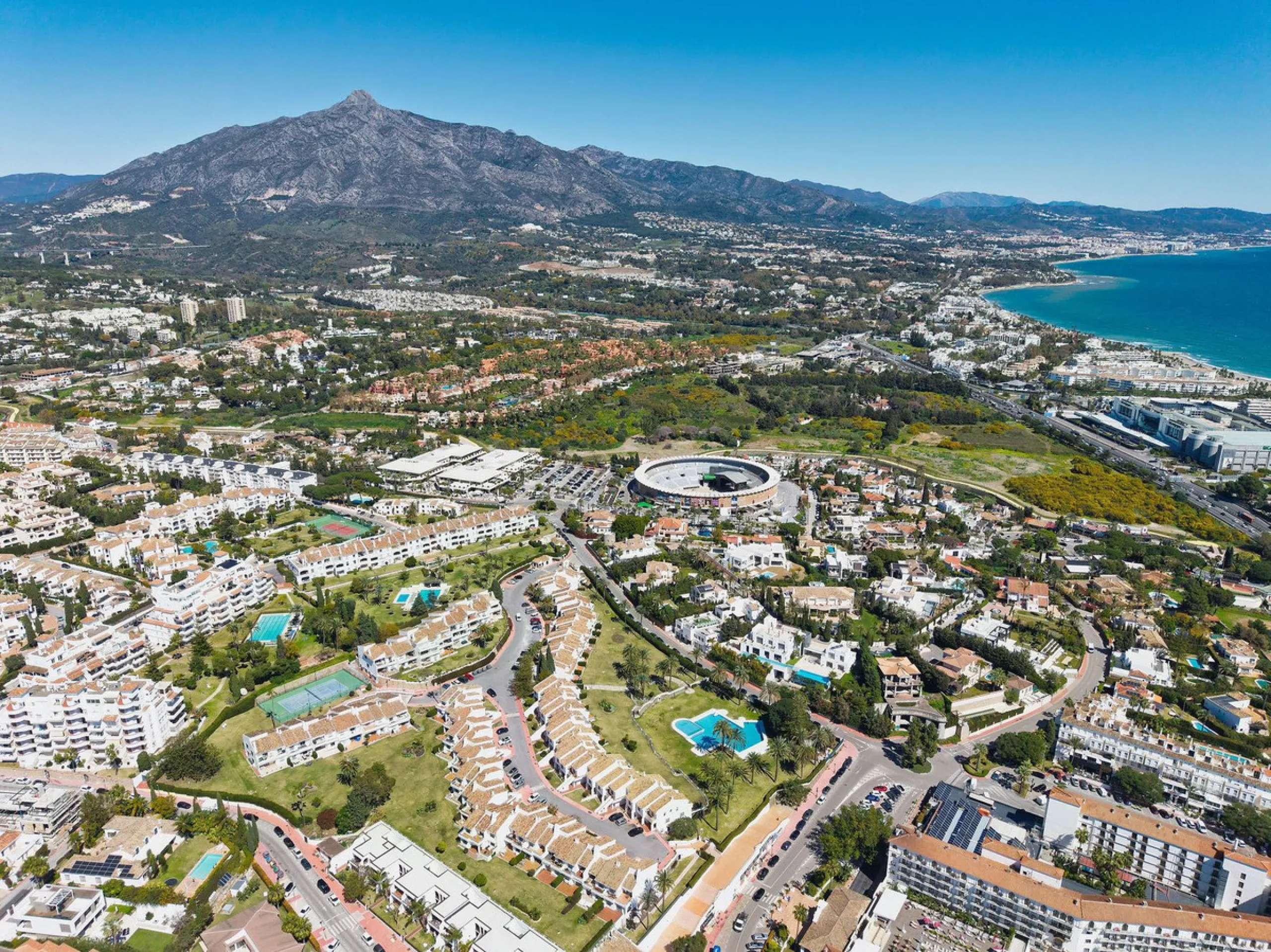Discover a rare, fully renovated corner apartment in the prestigious Andalucia Garden Club next to Centro Plaza and within easy walking distance of restaurants, cafés, supermarkets, the beach and a wide range of local services the area has to offer. With 