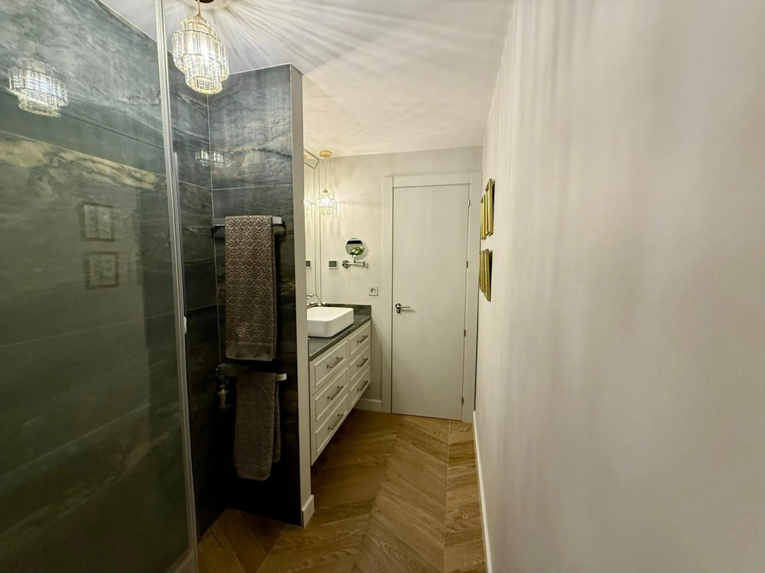 This exceptional apartment features 3 generously sized bedrooms and 2 well-appointed bathrooms, all in excellent condition. Its modern design, combined with fully furnished interiors featuring stylish, contemporary furniture, creates a welcoming atmospher