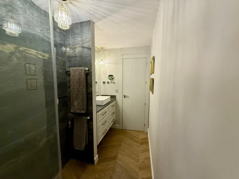 This exceptional apartment features 3 generously sized bedrooms and 2 well-appointed bathrooms, all in excellent condition. Its modern design, combined with fully furnished interiors featuring stylish, contemporary furniture, creates a welcoming atmospher