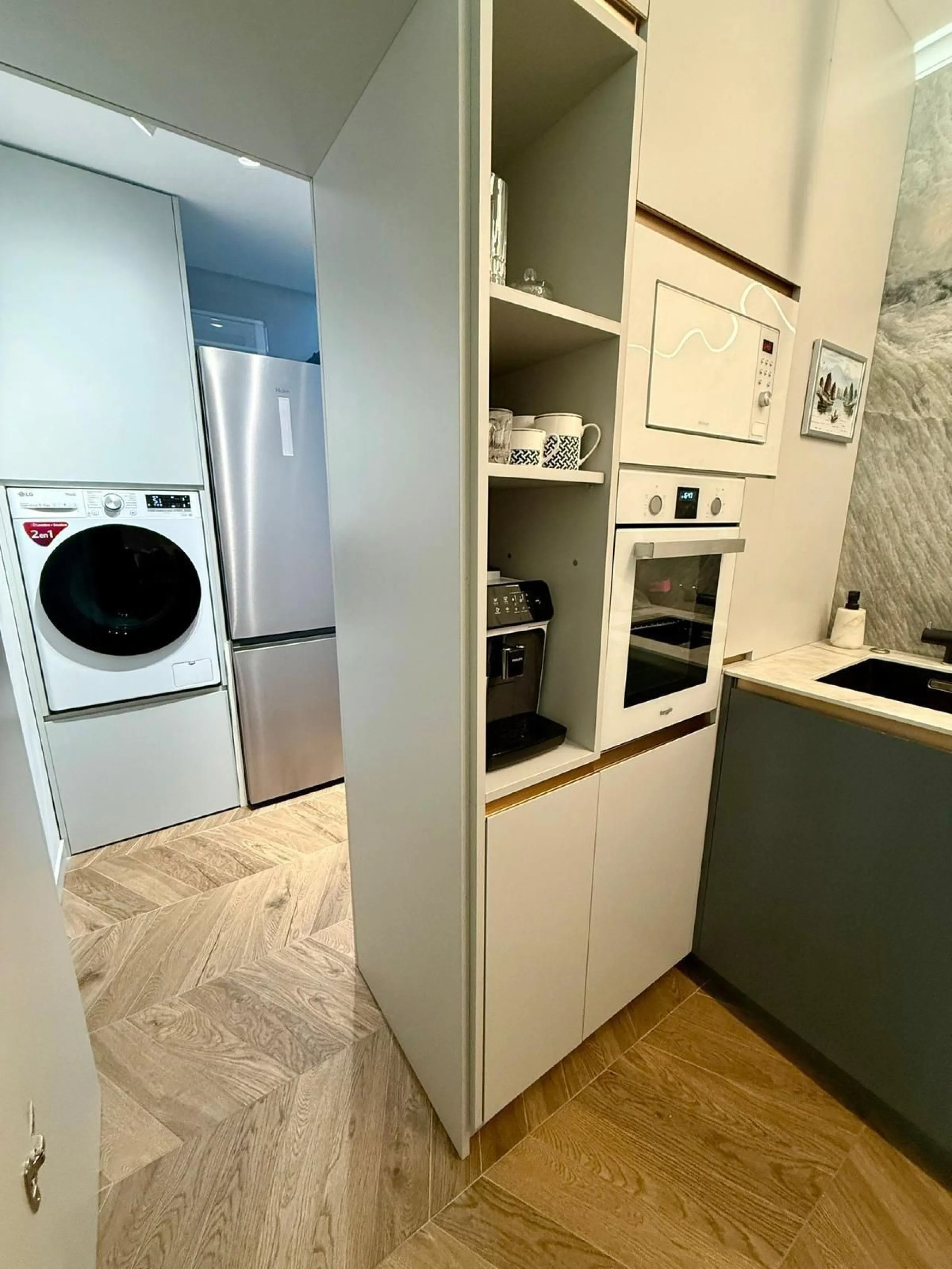 This exceptional apartment features 3 generously sized bedrooms and 2 well-appointed bathrooms, all in excellent condition. Its modern design, combined with fully furnished interiors featuring stylish, contemporary furniture, creates a welcoming atmospher