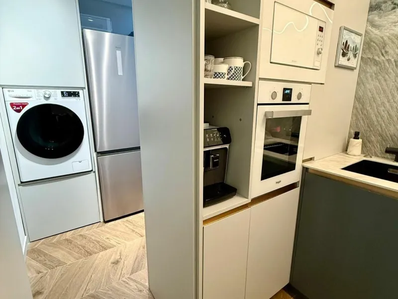 This exceptional apartment features 3 generously sized bedrooms and 2 well-appointed bathrooms, all in excellent condition. Its modern design, combined with fully furnished interiors featuring stylish, contemporary furniture, creates a welcoming atmospher