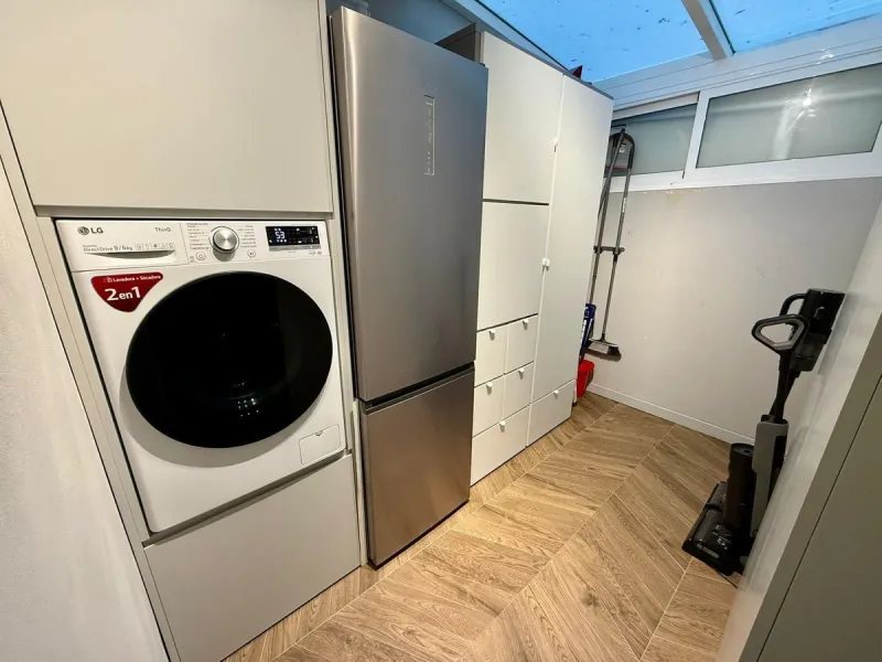 This exceptional apartment features 3 generously sized bedrooms and 2 well-appointed bathrooms, all in excellent condition. Its modern design, combined with fully furnished interiors featuring stylish, contemporary furniture, creates a welcoming atmospher