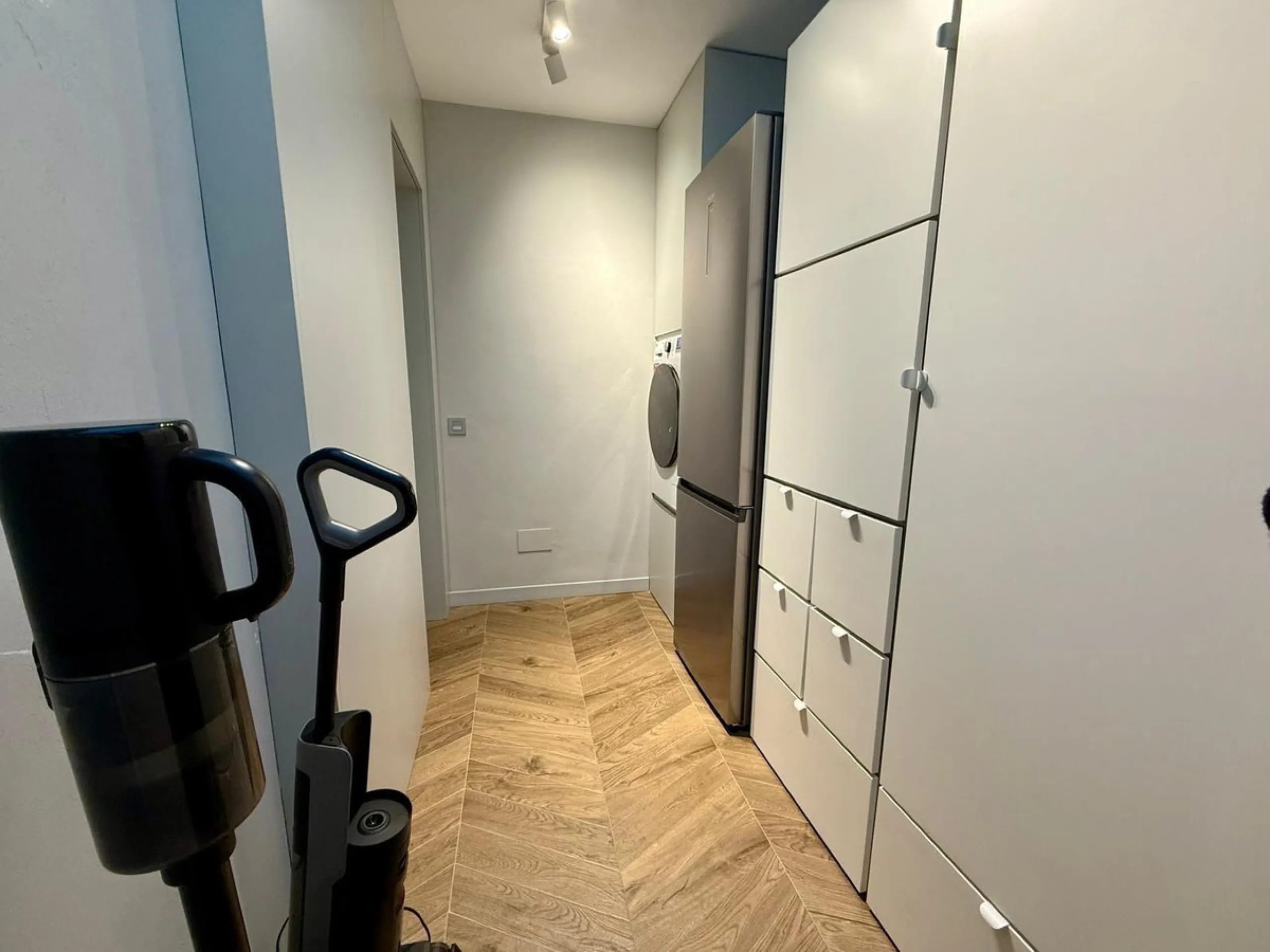 This exceptional apartment features 3 generously sized bedrooms and 2 well-appointed bathrooms, all in excellent condition. Its modern design, combined with fully furnished interiors featuring stylish, contemporary furniture, creates a welcoming atmospher