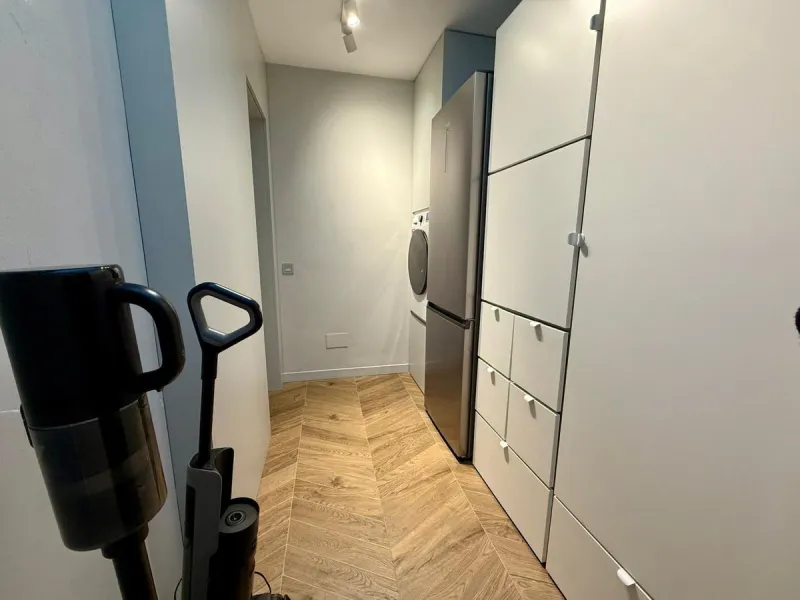 This exceptional apartment features 3 generously sized bedrooms and 2 well-appointed bathrooms, all in excellent condition. Its modern design, combined with fully furnished interiors featuring stylish, contemporary furniture, creates a welcoming atmospher