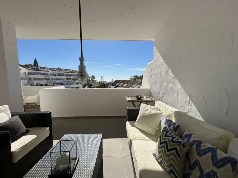 This stylish penthouse is located in the heart of Nueva Andalucía, within walking distance to everything – charming cafés, restaurants, shops, and green areas. The property has a valid tourist license and enjoys excellent rental performance, making it an 