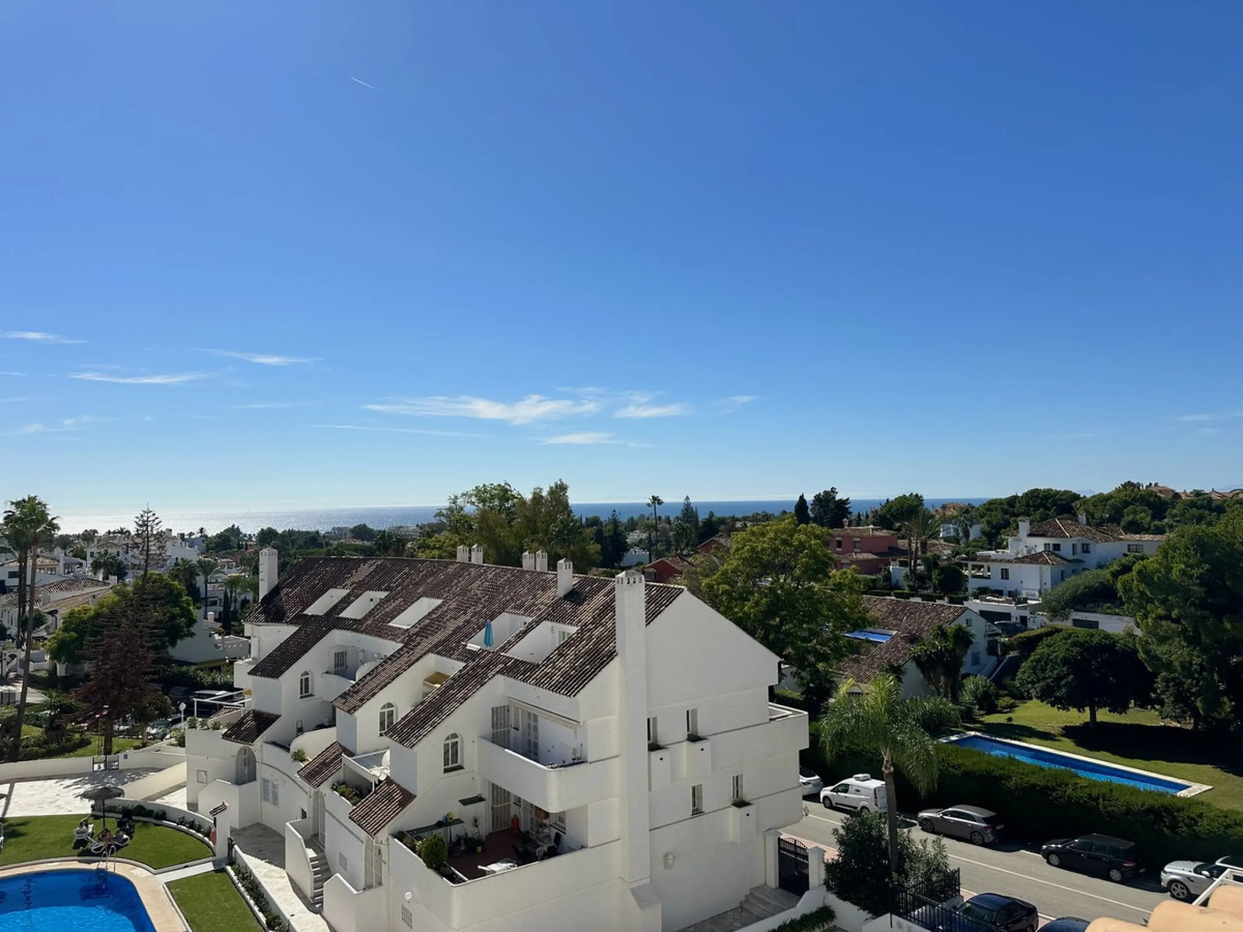 This stylish penthouse is located in the heart of Nueva Andalucía, within walking distance to everything – charming cafés, restaurants, shops, and green areas. The property has a valid tourist license and enjoys excellent rental performance, making it an 