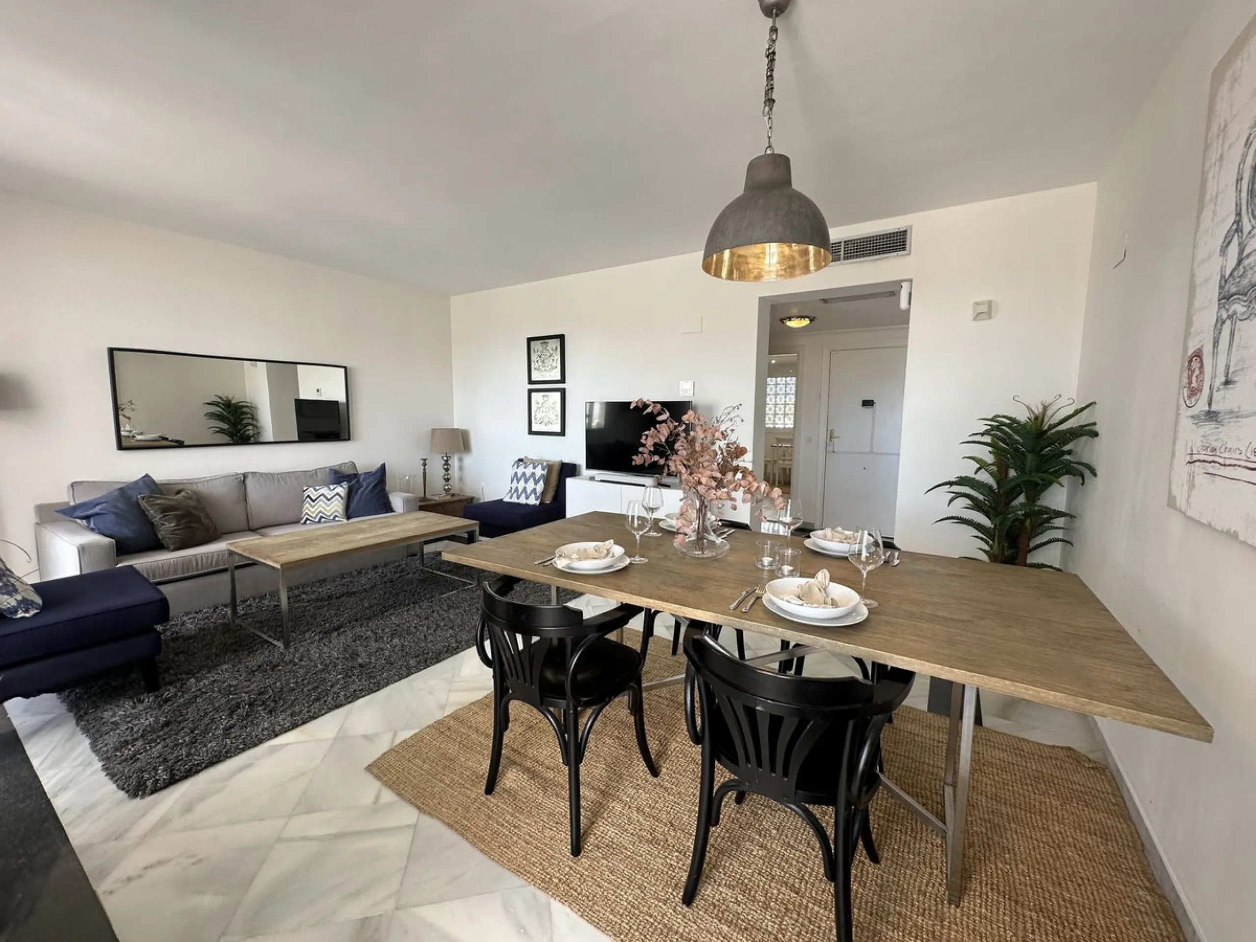This stylish penthouse is located in the heart of Nueva Andalucía, within walking distance to everything – charming cafés, restaurants, shops, and green areas. The property has a valid tourist license and enjoys excellent rental performance, making it an 