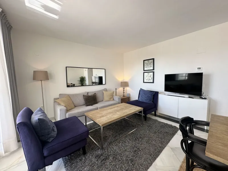This stylish penthouse is located in the heart of Nueva Andalucía, within walking distance to everything – charming cafés, restaurants, shops, and green areas. The property has a valid tourist license and enjoys excellent rental performance, making it an 