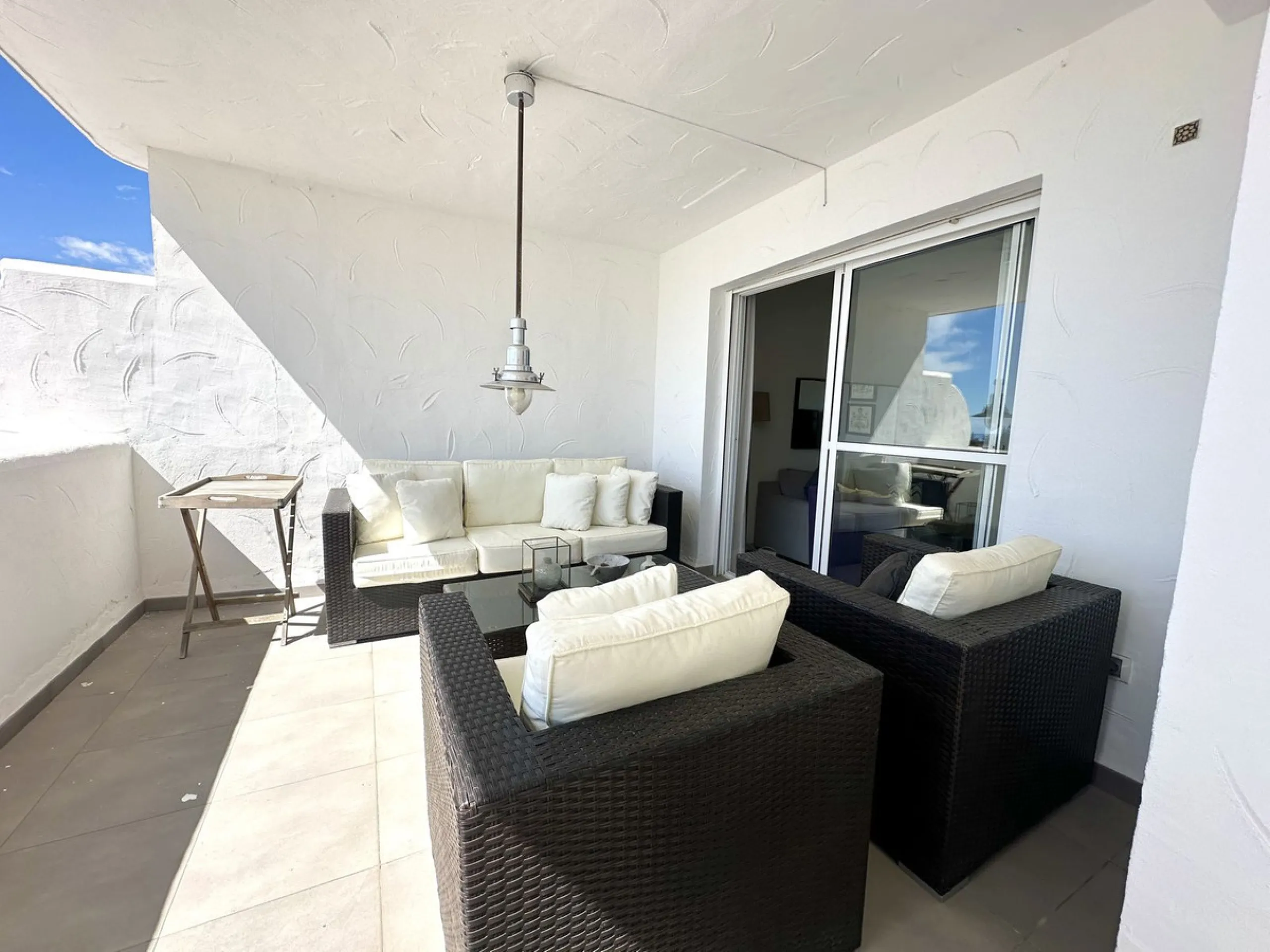 This stylish penthouse is located in the heart of Nueva Andalucía, within walking distance to everything – charming cafés, restaurants, shops, and green areas. The property has a valid tourist license and enjoys excellent rental performance, making it an 