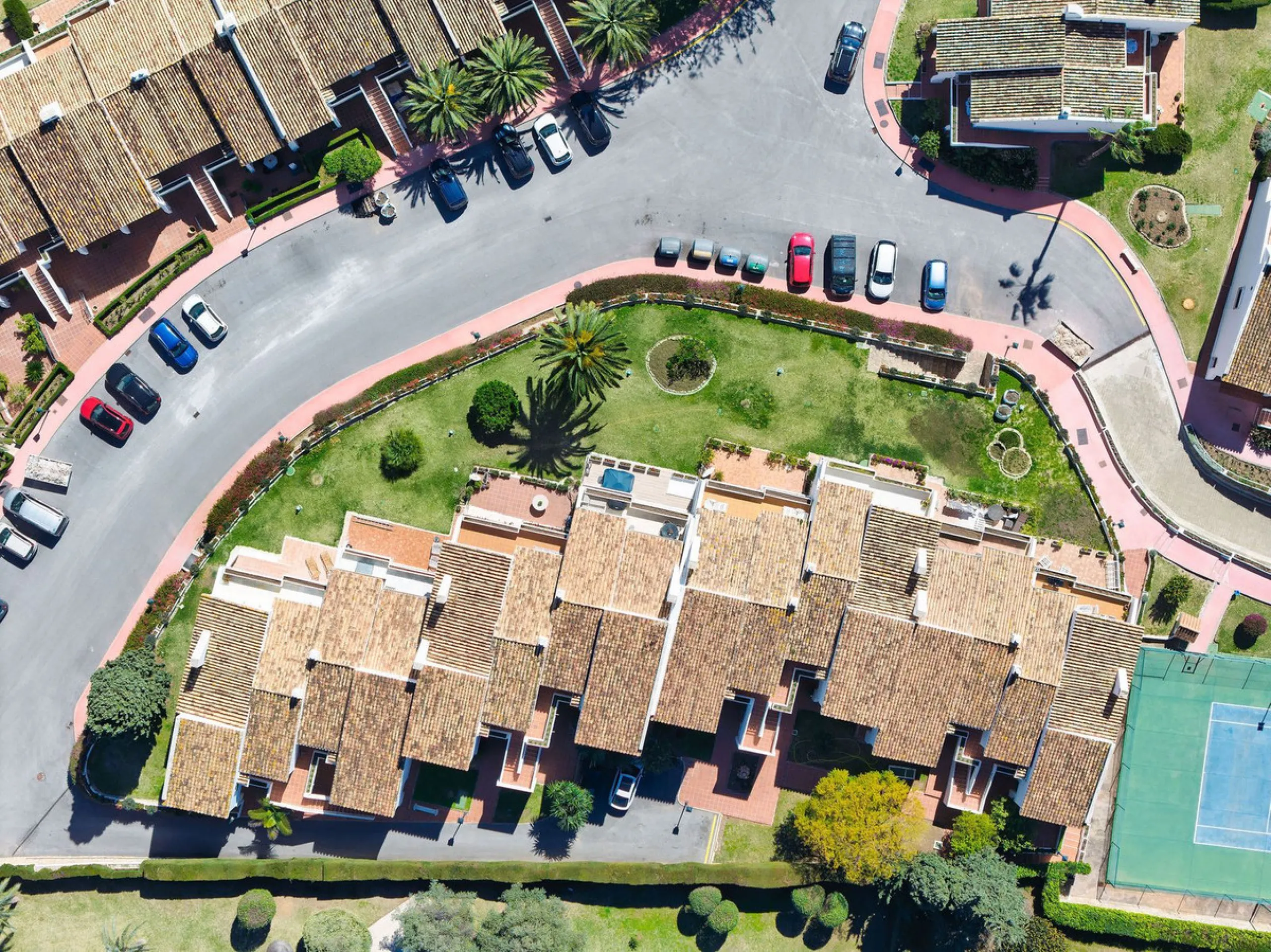 Discover a rare, fully renovated corner apartment in the prestigious Andalucia Garden Club next to Centro Plaza and within easy walking distance of restaurants, cafés, supermarkets, the beach and a wide range of local services the area has to offer. With 