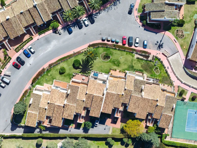 Discover a rare, fully renovated corner apartment in the prestigious Andalucia Garden Club next to Centro Plaza and within easy walking distance of restaurants, cafés, supermarkets, the beach and a wide range of local services the area has to offer. With 